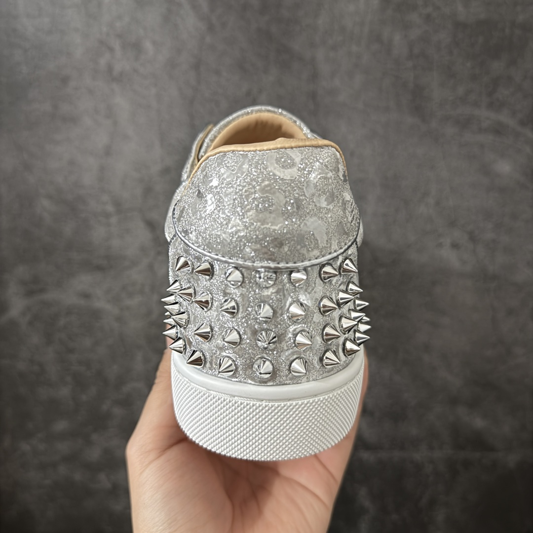 图片[4]-【莞产版本】法国品牌Christian Louboutin CL（路铂廷） 红底鞋 男鞋低帮红底鞋水钻系带运动休闲板鞋 高品质做工 细节完美 面料多材料拼接 镶嵌水钻不易掉钻 水钻装饰点缀 舒适圆头设计不挤脚 手工缝制线牢固不掉底 系带设计 内里二层猪皮 脚感舒适有质感 TPU鞋底 底厚约2.5cm 尺码：40-45-选品中心