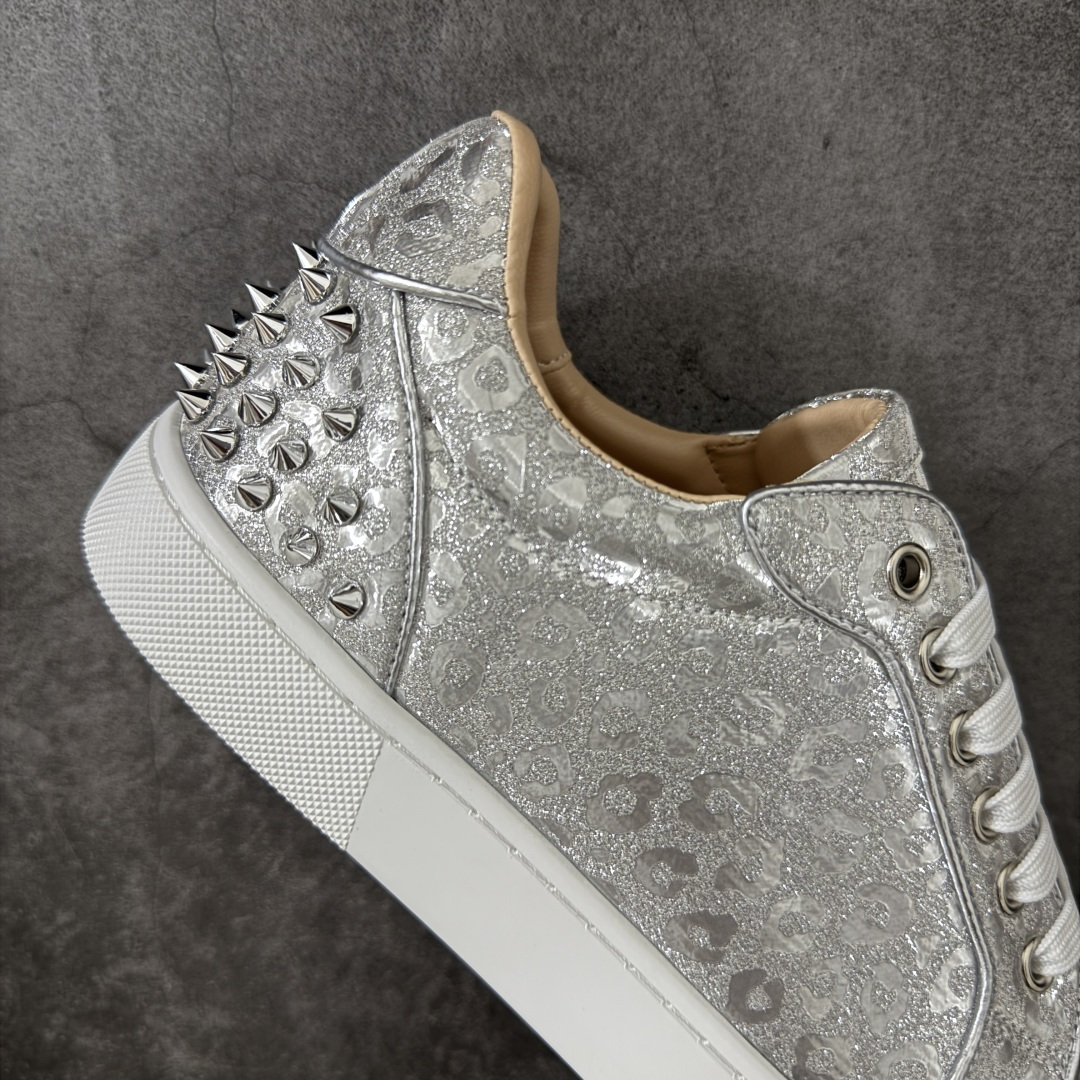 图片[7]-【莞产版本】法国品牌Christian Louboutin CL（路铂廷） 红底鞋 男鞋低帮红底鞋水钻系带运动休闲板鞋 高品质做工 细节完美 面料多材料拼接 镶嵌水钻不易掉钻 水钻装饰点缀 舒适圆头设计不挤脚 手工缝制线牢固不掉底 系带设计 内里二层猪皮 脚感舒适有质感 TPU鞋底 底厚约2.5cm 尺码：40-45-选品中心