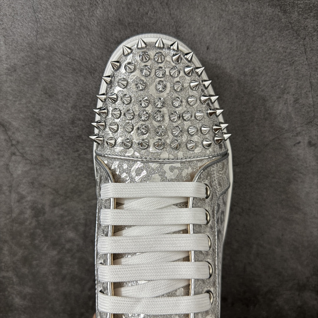 图片[5]-【莞产版本】法国品牌Christian Louboutin CL（路铂廷） 红底鞋 男鞋低帮红底鞋水钻系带运动休闲板鞋 高品质做工 细节完美 面料多材料拼接 镶嵌水钻不易掉钻 水钻装饰点缀 舒适圆头设计不挤脚 手工缝制线牢固不掉底 系带设计 内里二层猪皮 脚感舒适有质感 TPU鞋底 底厚约2.5cm 尺码：40-45-选品中心