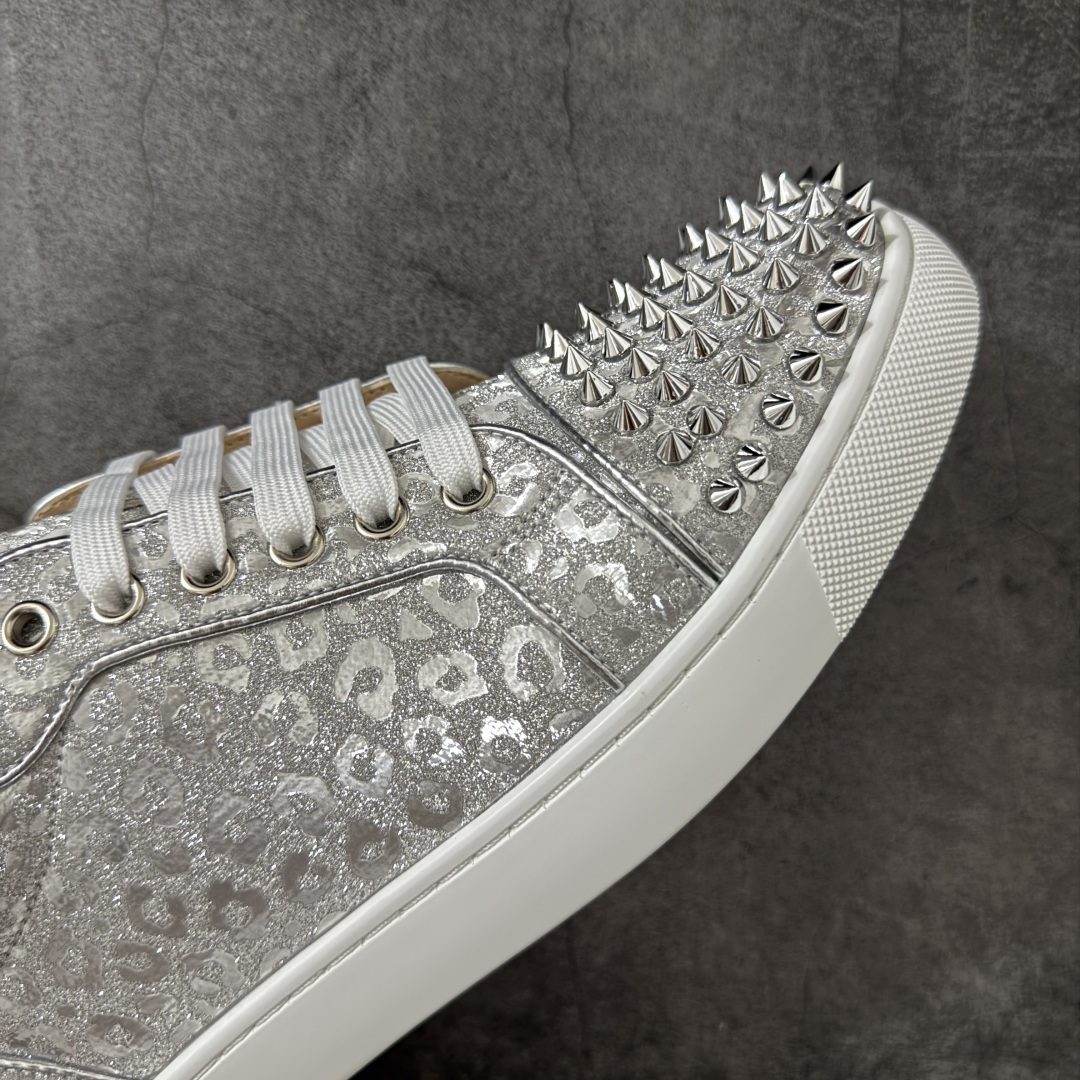 图片[6]-【莞产版本】法国品牌Christian Louboutin CL（路铂廷） 红底鞋 男鞋低帮红底鞋水钻系带运动休闲板鞋 高品质做工 细节完美 面料多材料拼接 镶嵌水钻不易掉钻 水钻装饰点缀 舒适圆头设计不挤脚 手工缝制线牢固不掉底 系带设计 内里二层猪皮 脚感舒适有质感 TPU鞋底 底厚约2.5cm 尺码：40-45-选品中心