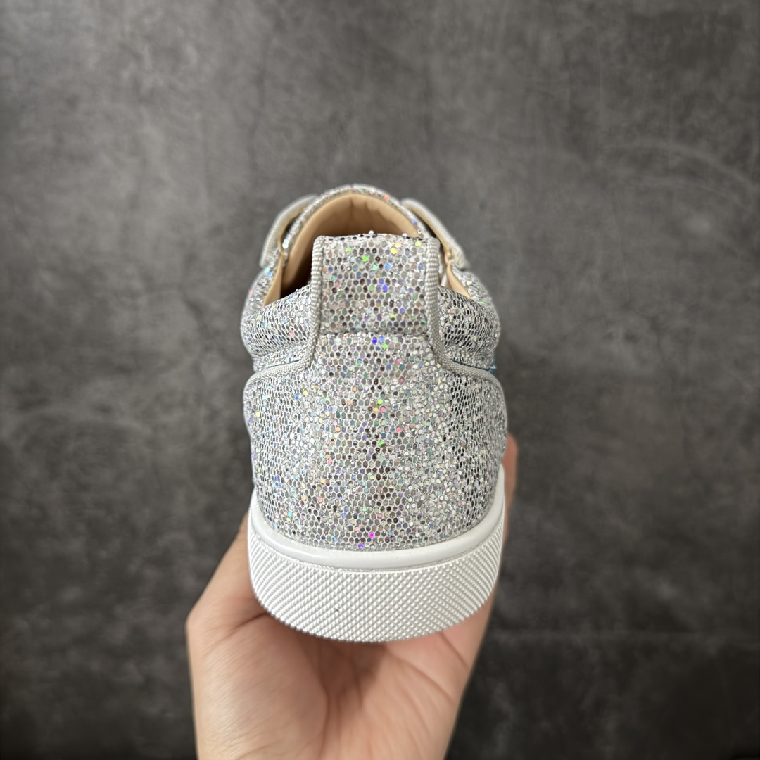 图片[4]-【莞产版本】法国品牌Christian Louboutin CL（路铂廷） 红底鞋 男鞋低帮红底鞋水钻系带运动休闲板鞋 高品质做工 细节完美 面料多材料拼接 镶嵌水钻不易掉钻 水钻装饰点缀 舒适圆头设计不挤脚 手工缝制线牢固不掉底 系带设计 内里二层猪皮 脚感舒适有质感 TPU鞋底 底厚约2.5cm 尺码：40-45-选品中心