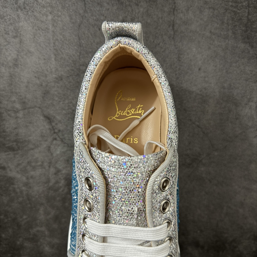 图片[8]-【莞产版本】法国品牌Christian Louboutin CL（路铂廷） 红底鞋 男鞋低帮红底鞋水钻系带运动休闲板鞋 高品质做工 细节完美 面料多材料拼接 镶嵌水钻不易掉钻 水钻装饰点缀 舒适圆头设计不挤脚 手工缝制线牢固不掉底 系带设计 内里二层猪皮 脚感舒适有质感 TPU鞋底 底厚约2.5cm 尺码：40-45-选品中心