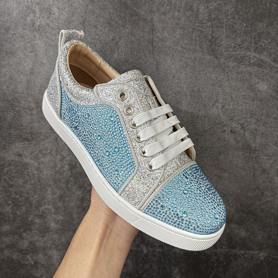 图片[3]-【莞产版本】法国品牌Christian Louboutin CL（路铂廷） 红底鞋 男鞋低帮红底鞋水钻系带运动休闲板鞋 高品质做工 细节完美 面料多材料拼接 镶嵌水钻不易掉钻 水钻装饰点缀 舒适圆头设计不挤脚 手工缝制线牢固不掉底 系带设计 内里二层猪皮 脚感舒适有质感 TPU鞋底 底厚约2.5cm 尺码：40-45-选品中心