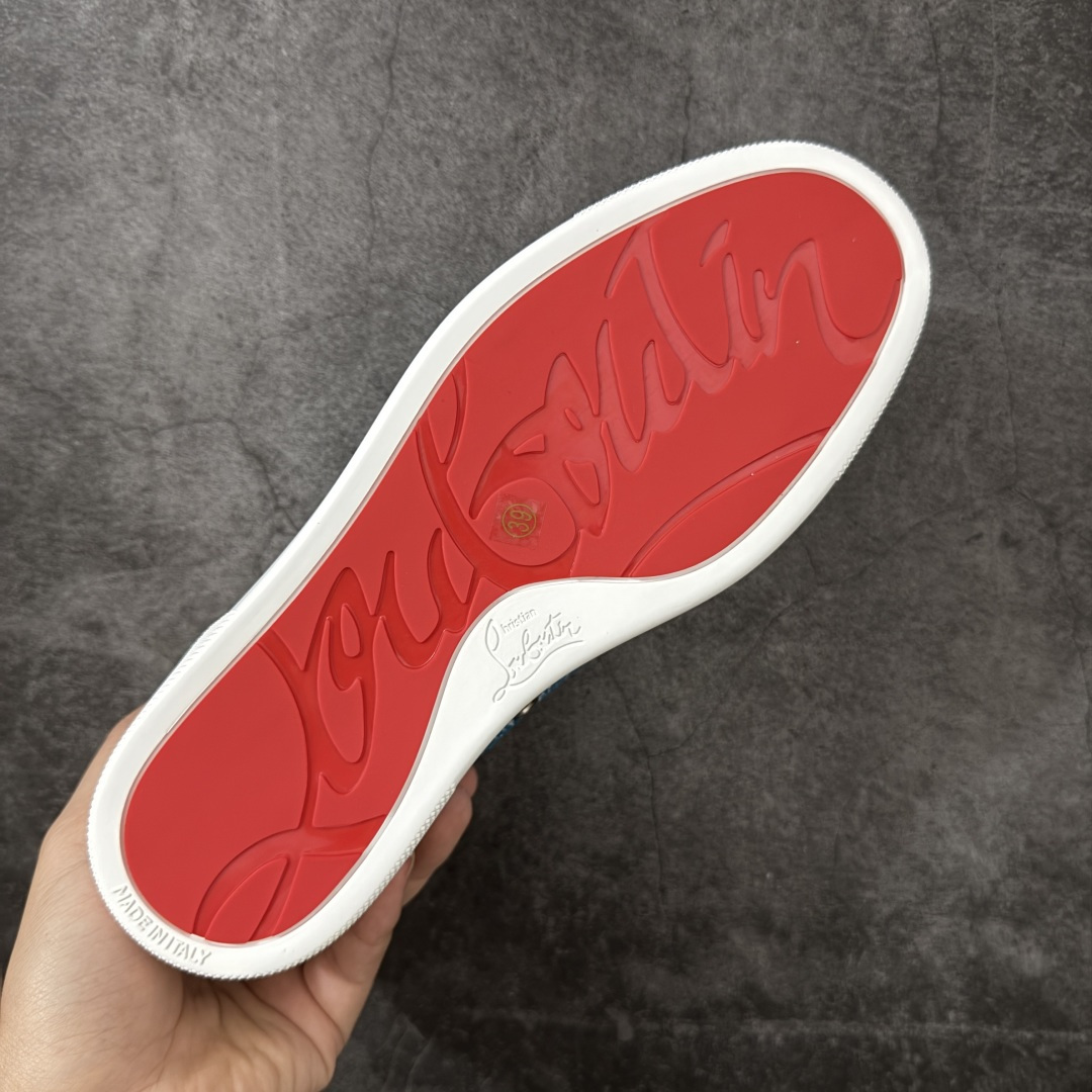图片[9]-【莞产版本】法国品牌Christian Louboutin CL（路铂廷） 红底鞋 男鞋低帮红底鞋水钻系带运动休闲板鞋 高品质做工 细节完美 面料多材料拼接 镶嵌水钻不易掉钻 水钻装饰点缀 舒适圆头设计不挤脚 手工缝制线牢固不掉底 系带设计 内里二层猪皮 脚感舒适有质感 TPU鞋底 底厚约2.5cm 尺码：40-45-选品中心