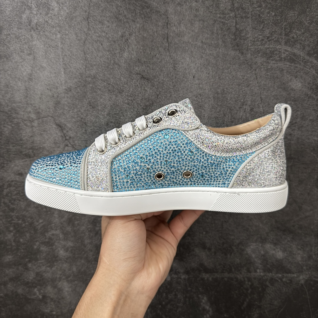 图片[2]-【莞产版本】法国品牌Christian Louboutin CL（路铂廷） 红底鞋 男鞋低帮红底鞋水钻系带运动休闲板鞋 高品质做工 细节完美 面料多材料拼接 镶嵌水钻不易掉钻 水钻装饰点缀 舒适圆头设计不挤脚 手工缝制线牢固不掉底 系带设计 内里二层猪皮 脚感舒适有质感 TPU鞋底 底厚约2.5cm 尺码：40-45-选品中心