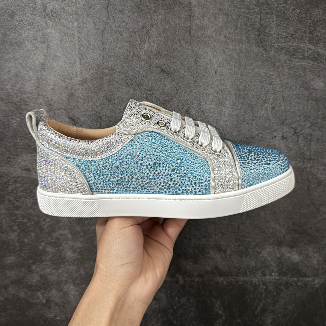 【莞产版本】法国品牌Christian Louboutin CL（路铂廷） 红底鞋 男鞋低帮红底鞋水钻系带运动休闲板鞋 高品质做工 细节完美 面料多材料拼接 镶嵌水钻不易掉钻 水钻装饰点缀 舒适圆头设计不挤脚 手工缝制线牢固不掉底 系带设计 内里二层猪皮 脚感舒适有质感 TPU鞋底 底厚约2.5cm 尺码：40-45-选品中心