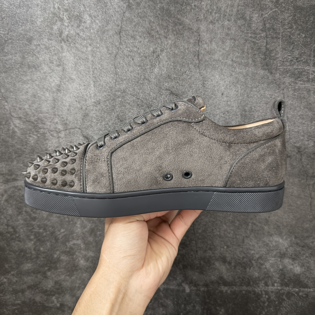 图片[2]-【莞产版本】法国品牌Christian Louboutin CL（路铂廷） 红底鞋 男鞋低帮红底鞋水钻系带运动休闲板鞋 高品质做工 细节完美 面料多材料拼接 镶嵌水钻不易掉钻 水钻装饰点缀 舒适圆头设计不挤脚 手工缝制线牢固不掉底 系带设计 内里二层猪皮 脚感舒适有质感 TPU鞋底 底厚约2.5cm 尺码：40-45-选品中心