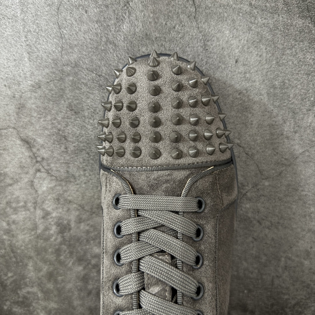图片[5]-【莞产版本】法国品牌Christian Louboutin CL（路铂廷） 红底鞋 男鞋低帮红底鞋水钻系带运动休闲板鞋 高品质做工 细节完美 面料多材料拼接 镶嵌水钻不易掉钻 水钻装饰点缀 舒适圆头设计不挤脚 手工缝制线牢固不掉底 系带设计 内里二层猪皮 脚感舒适有质感 TPU鞋底 底厚约2.5cm 尺码：40-45-选品中心