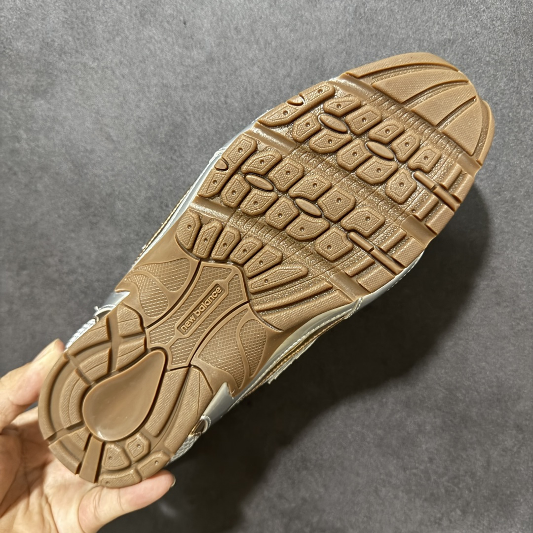 图片[9]-【公司级】MiuMiu缪缪 x New Balance NB530 联名复古运动休闲阿甘德训鞋 顶级礼盒版本 内里：原版进口羊皮里 鞋底：原版开模防滑生胶底 货号： ECAP523059B 尺码：36 36.5 37.5 38 38.5 39 40 40.5 41 42 42.5 43 44 44.5 45-选品中心