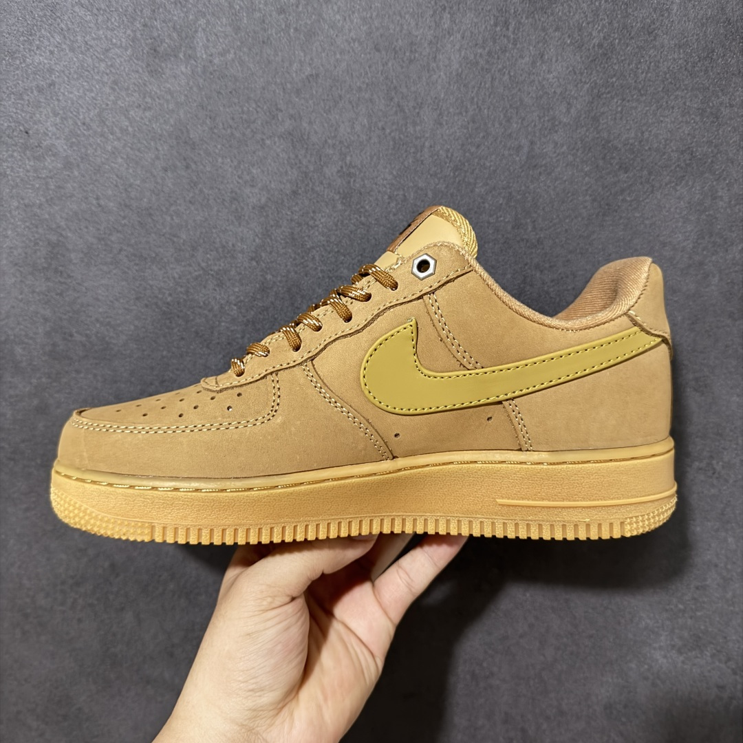 图片[2]-【真全头层麂皮】AIR FORCE 1 经典小麦配色强势出圈，磨砂麂皮质感细腻高级，全鞋统一暖棕色调自带复古氛围感，同色系Swoosh标识低调耐看，附赠专属R字母金属挂饰增添潮流细节。经典空军一号中底搭载Air气垫，日常走路缓震舒适，生胶防滑外底耐磨耐造，低帮版型不挑穿搭，牛仔裤、工装裤、休闲裙装都能轻松适配，男女同款四季实穿，复古党闭眼入的百搭刚需潮鞋。 货号：CJ9179-200 尺码：36 36.5 37.5 38 38.5 39 40 40.5 41 42 42.5 43 44 44.5 45-选品中心