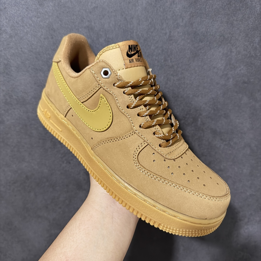 图片[3]-【真全头层麂皮】AIR FORCE 1 经典小麦配色强势出圈，磨砂麂皮质感细腻高级，全鞋统一暖棕色调自带复古氛围感，同色系Swoosh标识低调耐看，附赠专属R字母金属挂饰增添潮流细节。经典空军一号中底搭载Air气垫，日常走路缓震舒适，生胶防滑外底耐磨耐造，低帮版型不挑穿搭，牛仔裤、工装裤、休闲裙装都能轻松适配，男女同款四季实穿，复古党闭眼入的百搭刚需潮鞋。 货号：CJ9179-200 尺码：36 36.5 37.5 38 38.5 39 40 40.5 41 42 42.5 43 44 44.5 45-选品中心