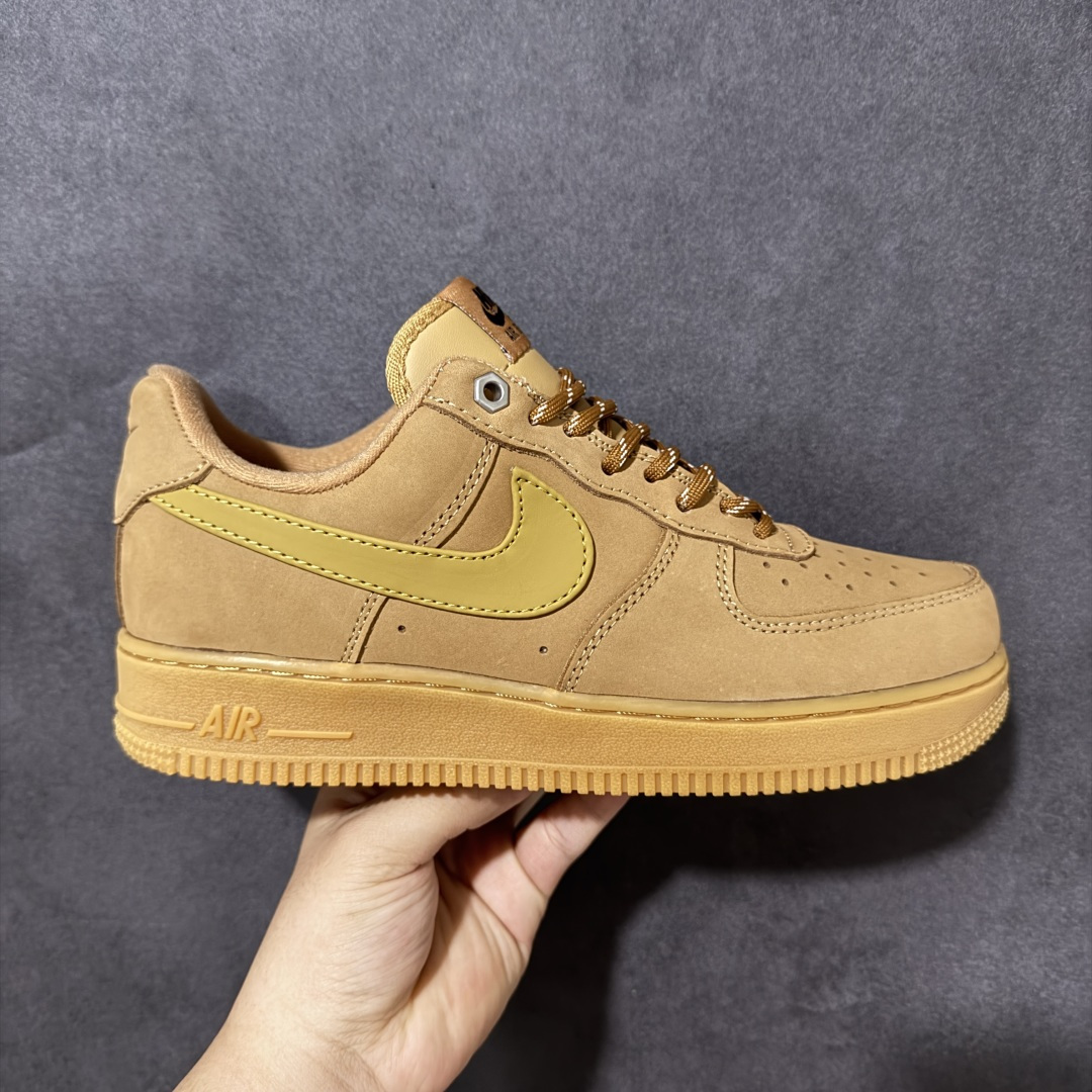 【真全头层麂皮】AIR FORCE 1 经典小麦配色强势出圈，磨砂麂皮质感细腻高级，全鞋统一暖棕色调自带复古氛围感，同色系Swoosh标识低调耐看，附赠专属R字母金属挂饰增添潮流细节。经典空军一号中底搭载Air气垫，日常走路缓震舒适，生胶防滑外底耐磨耐造，低帮版型不挑穿搭，牛仔裤、工装裤、休闲裙装都能轻松适配，男女同款四季实穿，复古党闭眼入的百搭刚需潮鞋。 货号：CJ9179-200 尺码：36 36.5 37.5 38 38.5 39 40 40.5 41 42 42.5 43 44 44.5 45-选品中心