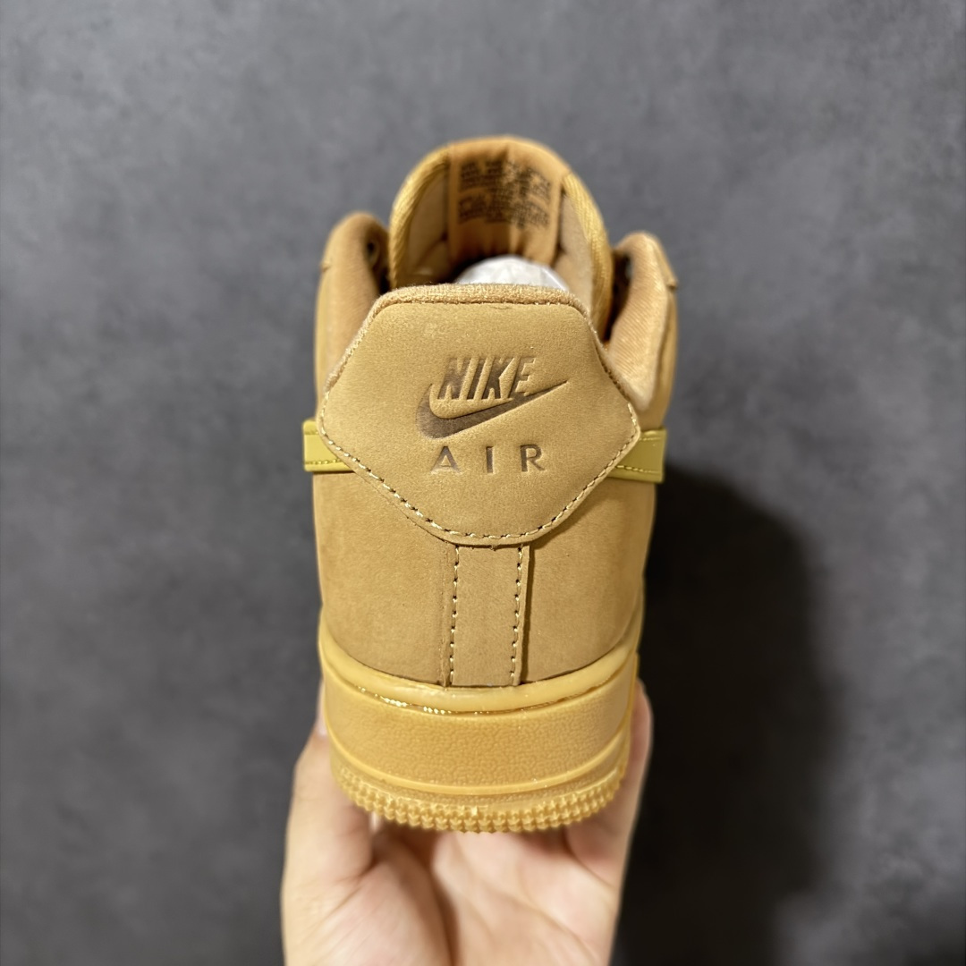 图片[4]-【真全头层麂皮】AIR FORCE 1 经典小麦配色强势出圈，磨砂麂皮质感细腻高级，全鞋统一暖棕色调自带复古氛围感，同色系Swoosh标识低调耐看，附赠专属R字母金属挂饰增添潮流细节。经典空军一号中底搭载Air气垫，日常走路缓震舒适，生胶防滑外底耐磨耐造，低帮版型不挑穿搭，牛仔裤、工装裤、休闲裙装都能轻松适配，男女同款四季实穿，复古党闭眼入的百搭刚需潮鞋。 货号：CJ9179-200 尺码：36 36.5 37.5 38 38.5 39 40 40.5 41 42 42.5 43 44 44.5 45-选品中心