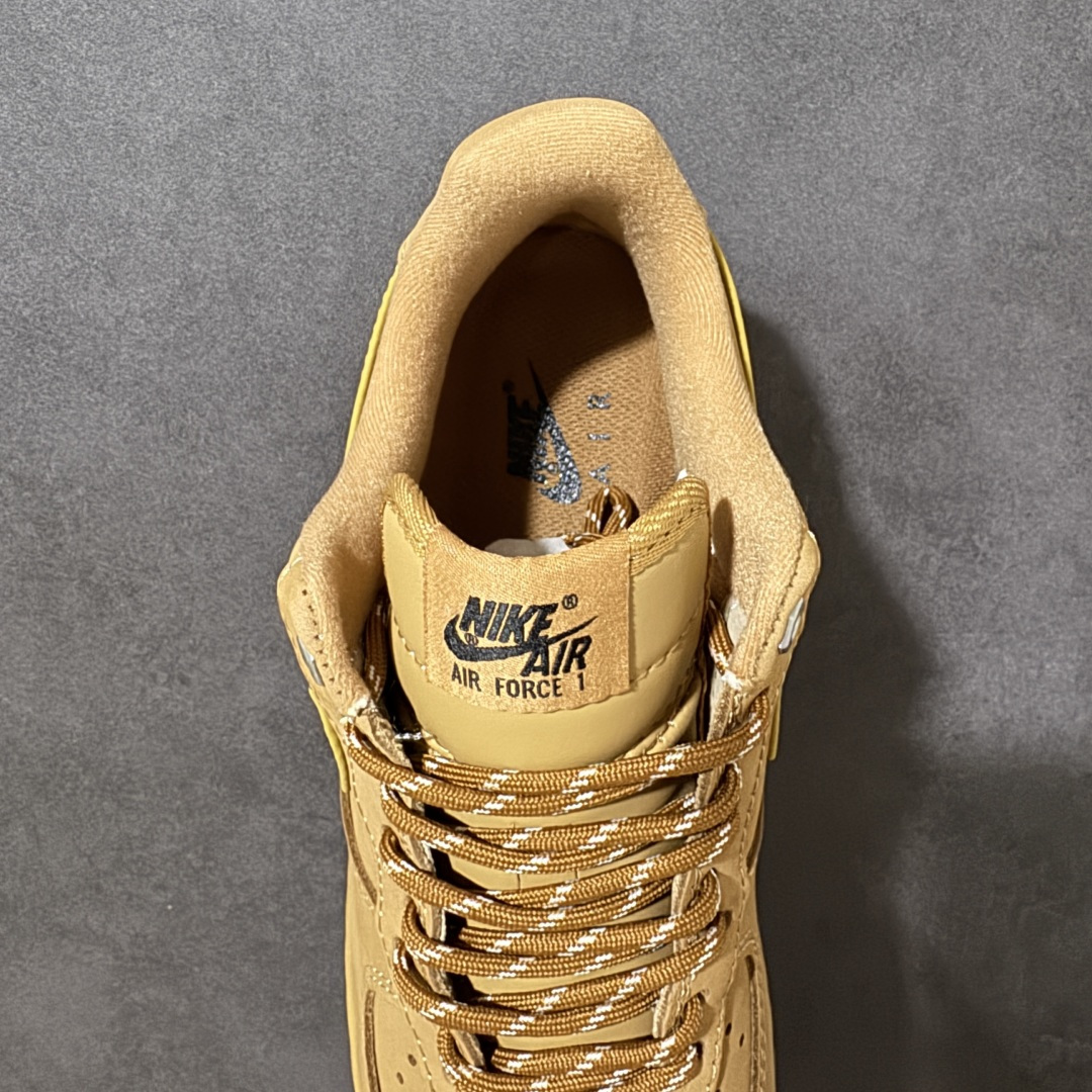 图片[6]-【真全头层麂皮】AIR FORCE 1 经典小麦配色强势出圈，磨砂麂皮质感细腻高级，全鞋统一暖棕色调自带复古氛围感，同色系Swoosh标识低调耐看，附赠专属R字母金属挂饰增添潮流细节。经典空军一号中底搭载Air气垫，日常走路缓震舒适，生胶防滑外底耐磨耐造，低帮版型不挑穿搭，牛仔裤、工装裤、休闲裙装都能轻松适配，男女同款四季实穿，复古党闭眼入的百搭刚需潮鞋。 货号：CJ9179-200 尺码：36 36.5 37.5 38 38.5 39 40 40.5 41 42 42.5 43 44 44.5 45-选品中心
