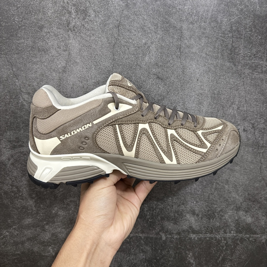 【绿x版本】SALOMON萨洛蒙 XT-WHISPER Suede 舒适柔软 休闲跑步鞋 男女同款 479959 纯原外贸平台特供订单 耗时半年巨作 #全套原纸板楦头开发 #原厂特供网布配套加持 #确保原汁原味 完美呈现版型 #原档数据独家私模五层组合大底 #男女鞋同步官方开发至46 #原装Ortholite轻量化鞋垫 #中底布带钢印编号 原厂TPU锁扣 #进口港宝加持 后跟自然饱满 还原公司包裹性 #鞋面采用SENSIFT贴合技术 #全方位贴合包裹脚型 #鞋跟部鞋底牵引设计 #提供强大的抓地性能 #更适应野外崎岖不平的道路 #基于 SALOMON 初代 XT 鞋身造型并搭载 4D ADVANCED CHASSIS™ 大底打造而成 为这款 XT-WHISPER 带来了多项足部控制与保护等功能性 如在运动过程中控制左右晃动的过程而提高稳定性、改善长途越野过程中足中到足尖的过渡、提高感知岩石的精确度以抵抗尖锐物体对脚底的伤害以及采用动态缓冲来增强穿着舒适感 从而减轻疲劳感 使 XT-WHISPER 成为一双舒适且安全的户外之履 尺码：36 36.5 37.5 38 38.5 39 40 40.5 41 42 42.5 43 44 45 46-选品中心