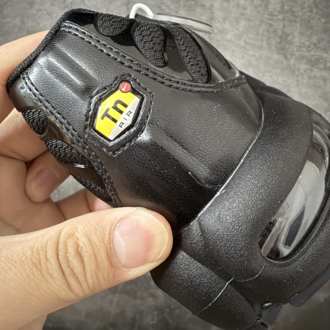 图片[2]-【TK纯原版】Nike Air Max Plus TN气垫系列跑鞋 604133-050 全新一比一高端版本 真正的市场T1品质 更多配色陆续出货 真正的用心研发 一点一点抠出来的 品质 品控细节 随便闭眼对比市场任何版本 全套原纸板楦头开发 完美呈现版型 工艺流程均与原鞋保持一致 Turned Air 中底缓震技术 鞋面弧度与大底弧度一致 鞋头正确TPU材质 鞋面高频TPU材质1.0厚度 原鞋一致层次感 超越公司货的品控标准 多道QC质检 货号： 尺码：36 36.5 37.5 38 38.5 39 40 40.5 41 42 42.5 43 44 44.5 45 46-选品中心