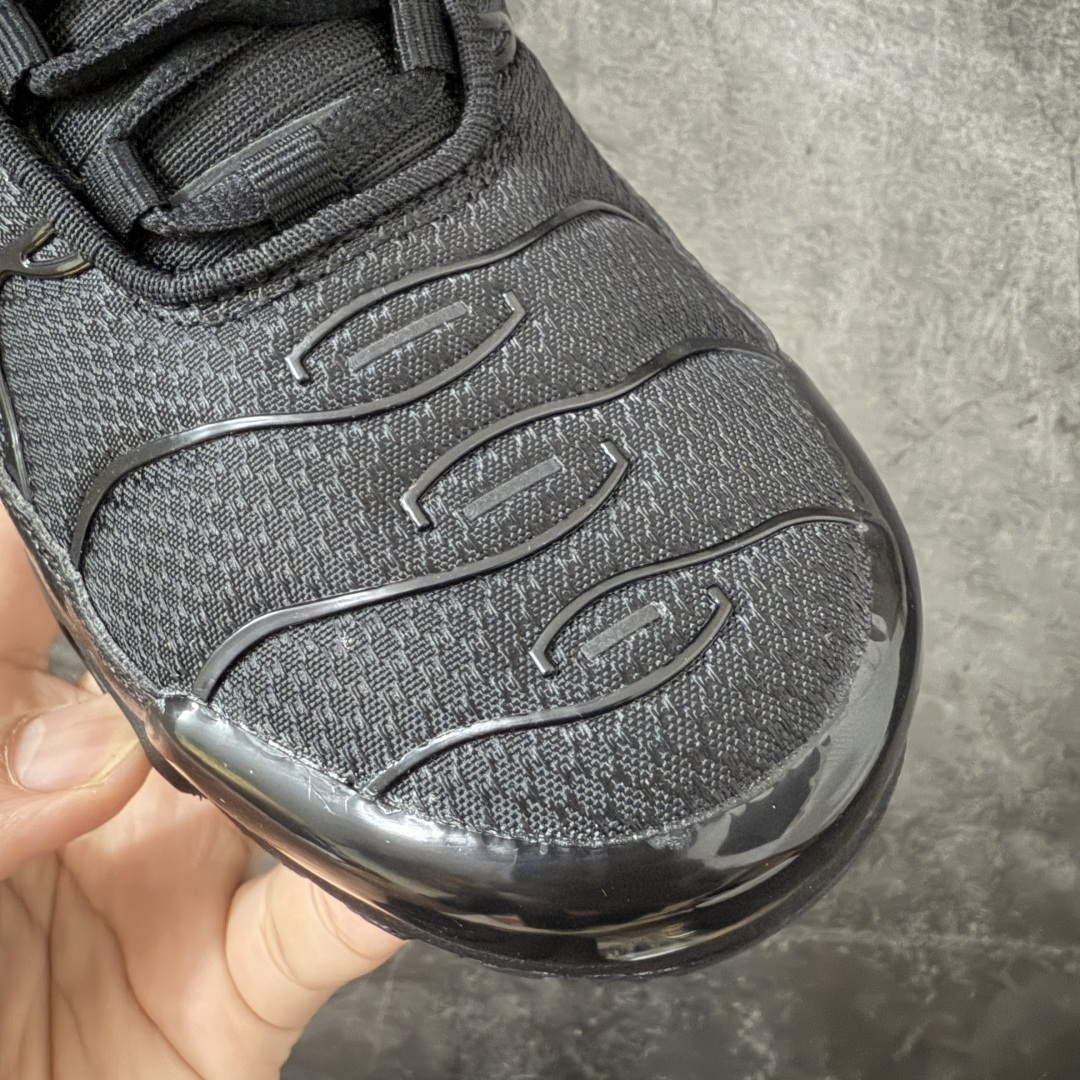 图片[5]-【TK纯原版】Nike Air Max Plus TN气垫系列跑鞋 604133-050 全新一比一高端版本 真正的市场T1品质 更多配色陆续出货 真正的用心研发 一点一点抠出来的 品质 品控细节 随便闭眼对比市场任何版本 全套原纸板楦头开发 完美呈现版型 工艺流程均与原鞋保持一致 Turned Air 中底缓震技术 鞋面弧度与大底弧度一致 鞋头正确TPU材质 鞋面高频TPU材质1.0厚度 原鞋一致层次感 超越公司货的品控标准 多道QC质检 货号： 尺码：36 36.5 37.5 38 38.5 39 40 40.5 41 42 42.5 43 44 44.5 45 46-选品中心