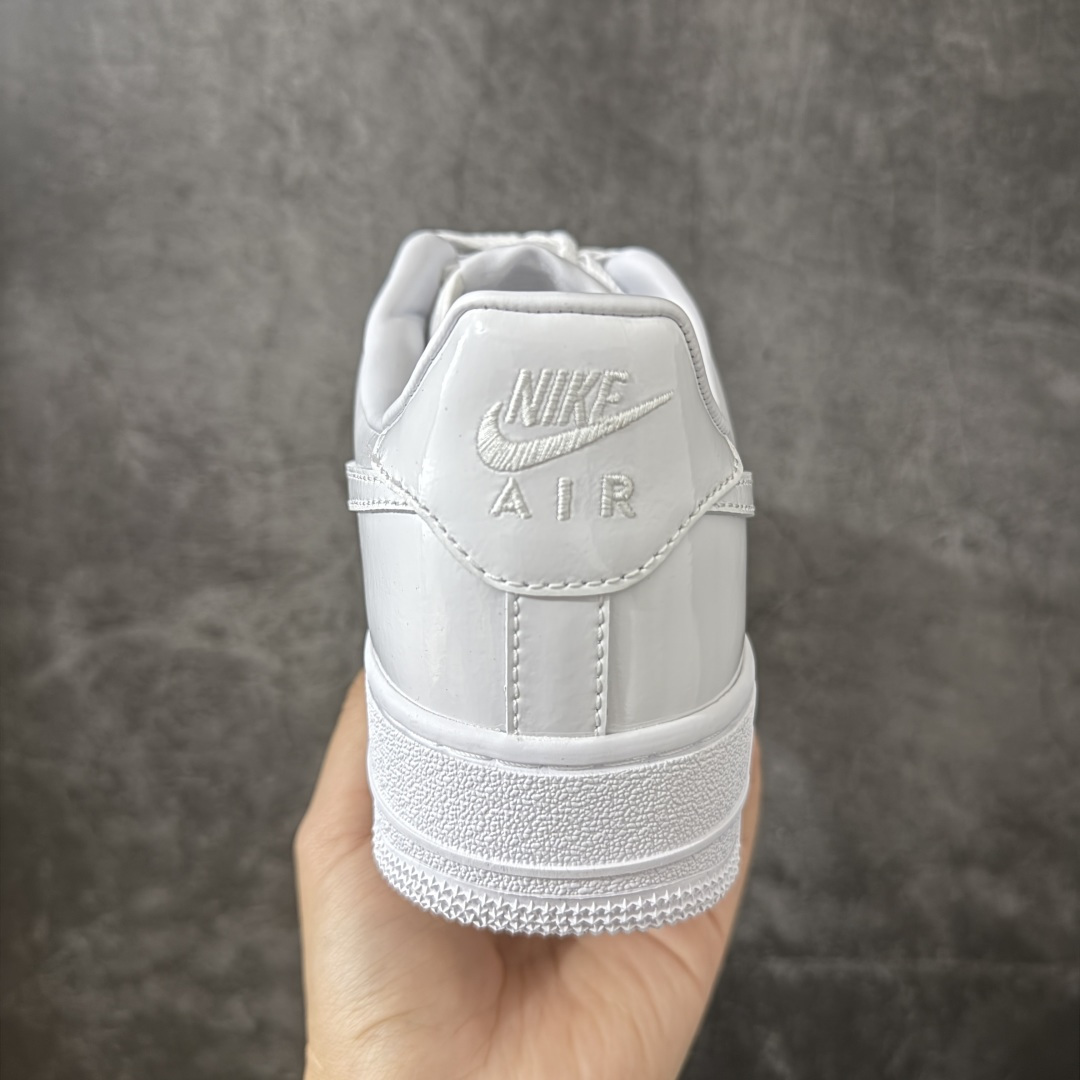 图片[4]-【Max纯原版】Nike Air Force 1 \’07 Premium Patent Leather 全白漆皮色 IV2857-100 原厂皮 质感纹理与原鞋保持一致 新版拉帮线颜色与原鞋一致 正确新版中底印刷蓝色字体 新版鞋垫UA+PU材质 更厚更有弹性 正确新版冲孔内里网布纹路 正确25版独家私模大底原厂电绣工艺 刺绣立体感饱满度一致 原厂鞋舌织唛标 同步原鞋 尺码：35.5 36 36.5 37.5 38 38.5 39 40 40.5 41 42 42.5 43 44 44.5 45 46 46.5 47.5-选品中心