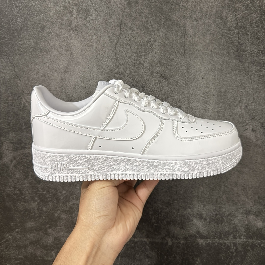 【Max纯原版】Nike Air Force 1 \'07 Premium Patent Leather 全白漆皮色 IV2857-100 原厂皮 质感纹理与原鞋保持一致 新版拉帮线颜色与原鞋一致 正确新版中底印刷蓝色字体 新版鞋垫UA+PU材质 更厚更有弹性 正确新版冲孔内里网布纹路 正确25版独家私模大底原厂电绣工艺 刺绣立体感饱满度一致 原厂鞋舌织唛标 同步原鞋 尺码：35.5 36 36.5 37.5 38 38.5 39 40 40.5 41 42 42.5 43 44 44.5 45 46 46.5 47.5-选品中心