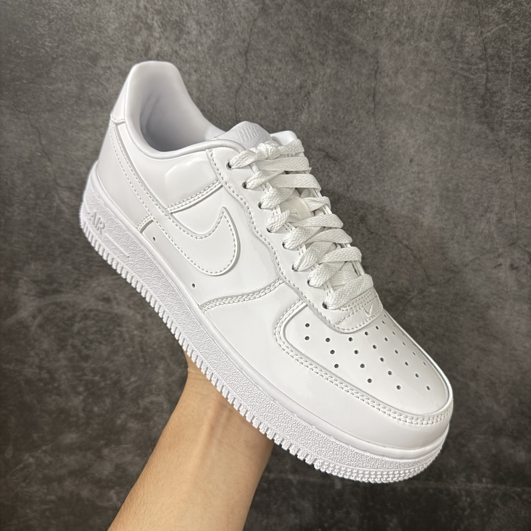 图片[3]-【Max纯原版】Nike Air Force 1 \’07 Premium Patent Leather 全白漆皮色 IV2857-100 原厂皮 质感纹理与原鞋保持一致 新版拉帮线颜色与原鞋一致 正确新版中底印刷蓝色字体 新版鞋垫UA+PU材质 更厚更有弹性 正确新版冲孔内里网布纹路 正确25版独家私模大底原厂电绣工艺 刺绣立体感饱满度一致 原厂鞋舌织唛标 同步原鞋 尺码：35.5 36 36.5 37.5 38 38.5 39 40 40.5 41 42 42.5 43 44 44.5 45 46 46.5 47.5-选品中心