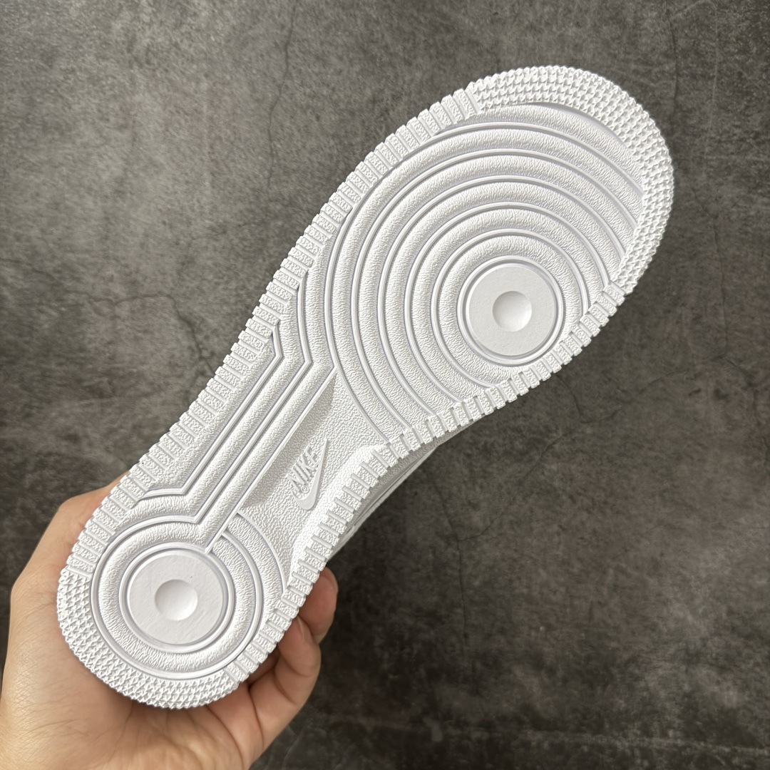 图片[9]-【Max纯原版】Nike Air Force 1 \’07 Premium Patent Leather 全白漆皮色 IV2857-100 原厂皮 质感纹理与原鞋保持一致 新版拉帮线颜色与原鞋一致 正确新版中底印刷蓝色字体 新版鞋垫UA+PU材质 更厚更有弹性 正确新版冲孔内里网布纹路 正确25版独家私模大底原厂电绣工艺 刺绣立体感饱满度一致 原厂鞋舌织唛标 同步原鞋 尺码：35.5 36 36.5 37.5 38 38.5 39 40 40.5 41 42 42.5 43 44 44.5 45 46 46.5 47.5-选品中心