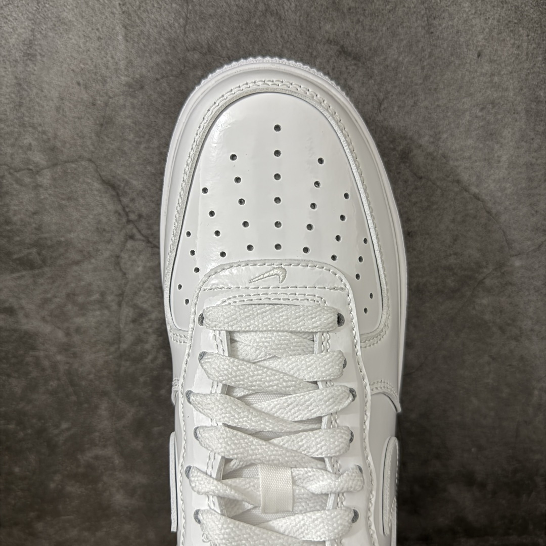 图片[5]-【Max纯原版】Nike Air Force 1 \’07 Premium Patent Leather 全白漆皮色 IV2857-100 原厂皮 质感纹理与原鞋保持一致 新版拉帮线颜色与原鞋一致 正确新版中底印刷蓝色字体 新版鞋垫UA+PU材质 更厚更有弹性 正确新版冲孔内里网布纹路 正确25版独家私模大底原厂电绣工艺 刺绣立体感饱满度一致 原厂鞋舌织唛标 同步原鞋 尺码：35.5 36 36.5 37.5 38 38.5 39 40 40.5 41 42 42.5 43 44 44.5 45 46 46.5 47.5-选品中心