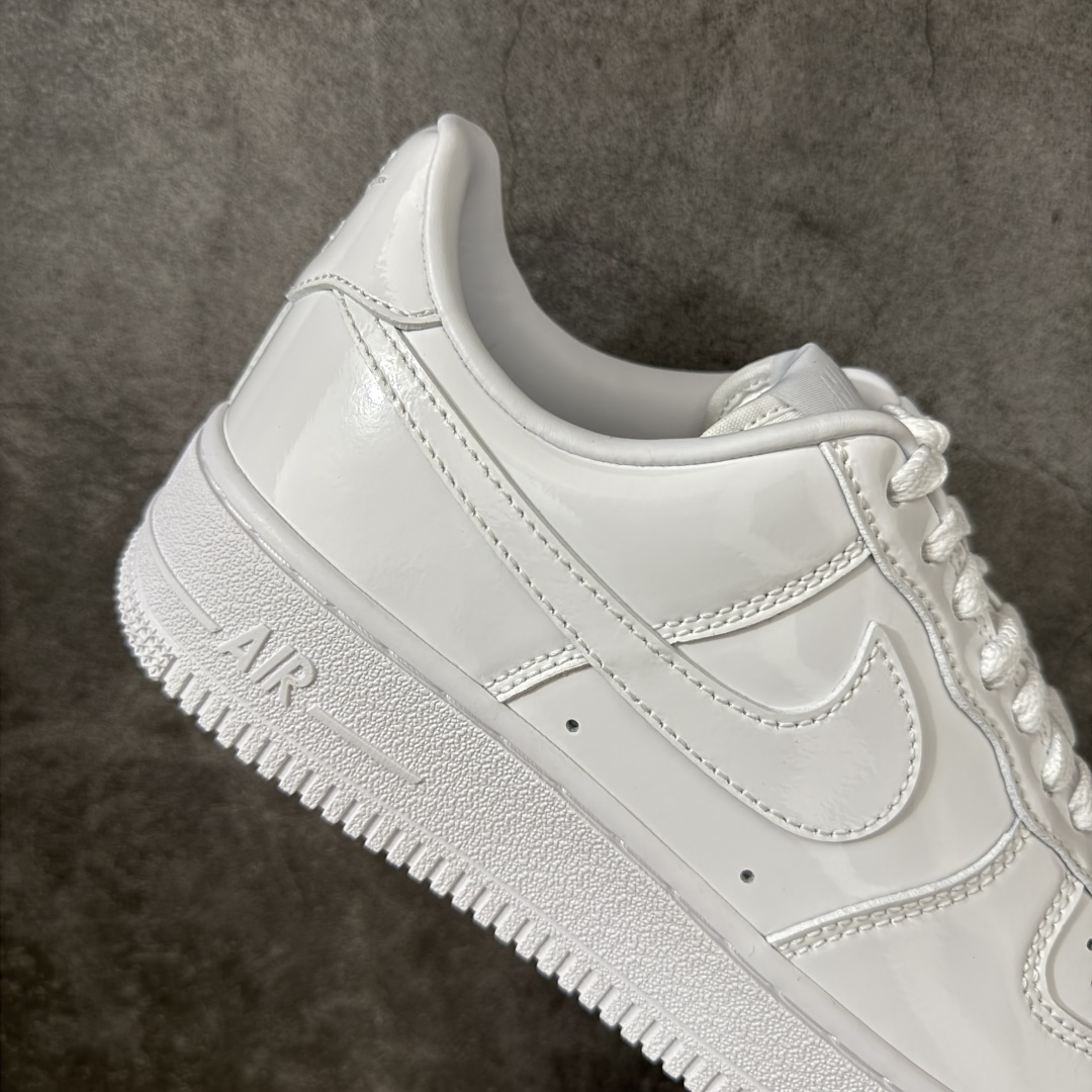 图片[7]-【Max纯原版】Nike Air Force 1 \’07 Premium Patent Leather 全白漆皮色 IV2857-100 原厂皮 质感纹理与原鞋保持一致 新版拉帮线颜色与原鞋一致 正确新版中底印刷蓝色字体 新版鞋垫UA+PU材质 更厚更有弹性 正确新版冲孔内里网布纹路 正确25版独家私模大底原厂电绣工艺 刺绣立体感饱满度一致 原厂鞋舌织唛标 同步原鞋 尺码：35.5 36 36.5 37.5 38 38.5 39 40 40.5 41 42 42.5 43 44 44.5 45 46 46.5 47.5-选品中心
