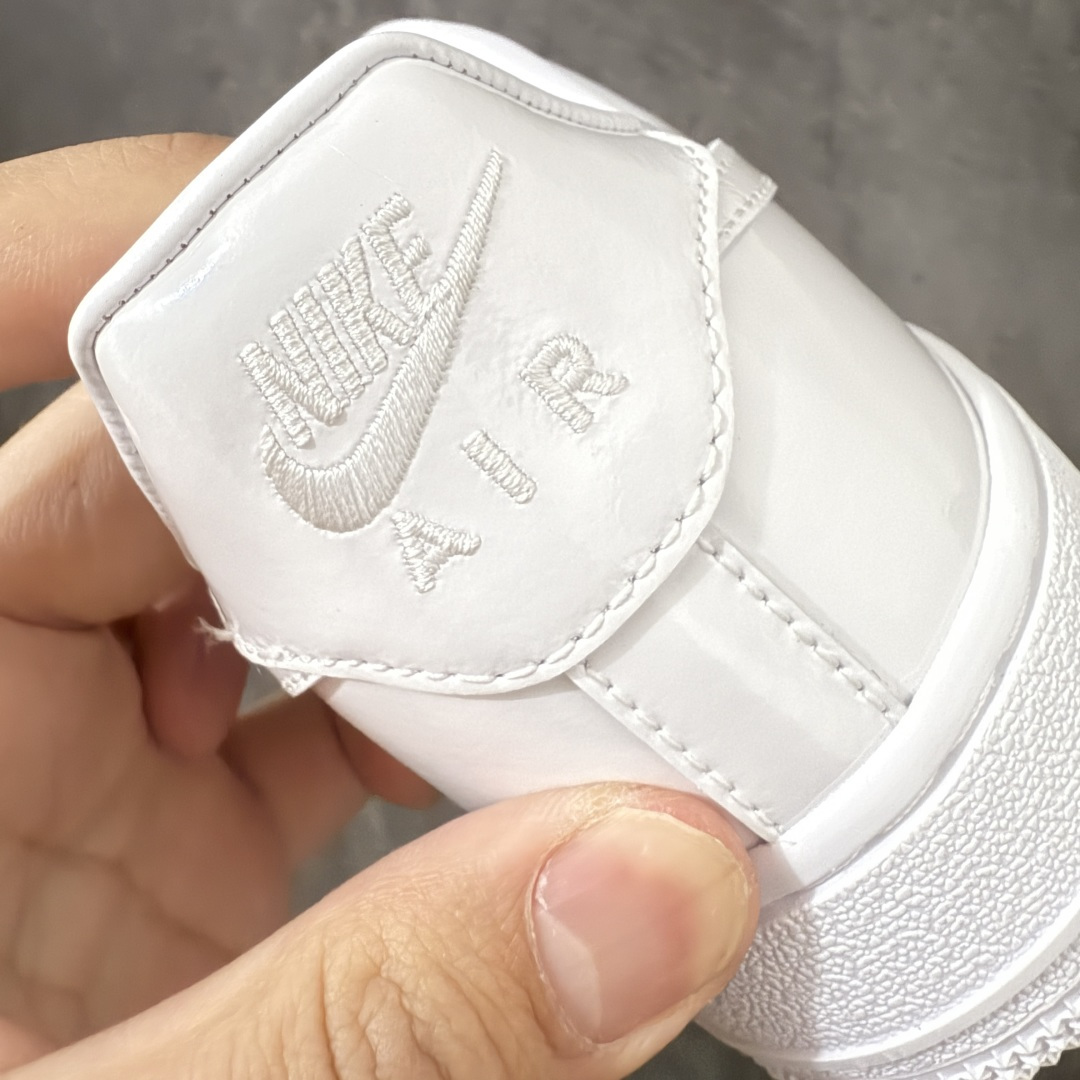 图片[2]-【Max纯原版】Nike Air Force 1 \’07 Premium Patent Leather 全白漆皮色 IV2857-100 原厂皮 质感纹理与原鞋保持一致 新版拉帮线颜色与原鞋一致 正确新版中底印刷蓝色字体 新版鞋垫UA+PU材质 更厚更有弹性 正确新版冲孔内里网布纹路 正确25版独家私模大底原厂电绣工艺 刺绣立体感饱满度一致 原厂鞋舌织唛标 同步原鞋 尺码：35.5 36 36.5 37.5 38 38.5 39 40 40.5 41 42 42.5 43 44 44.5 45 46 46.5 47.5-选品中心