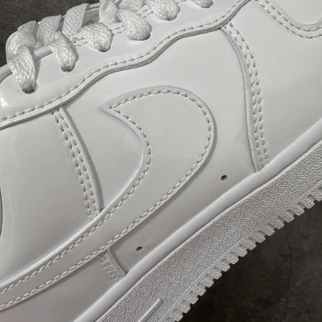图片[3]-【Max纯原版】Nike Air Force 1 \’07 Premium Patent Leather 全白漆皮色 IV2857-100 原厂皮 质感纹理与原鞋保持一致 新版拉帮线颜色与原鞋一致 正确新版中底印刷蓝色字体 新版鞋垫UA+PU材质 更厚更有弹性 正确新版冲孔内里网布纹路 正确25版独家私模大底原厂电绣工艺 刺绣立体感饱满度一致 原厂鞋舌织唛标 同步原鞋 尺码：35.5 36 36.5 37.5 38 38.5 39 40 40.5 41 42 42.5 43 44 44.5 45 46 46.5 47.5-选品中心