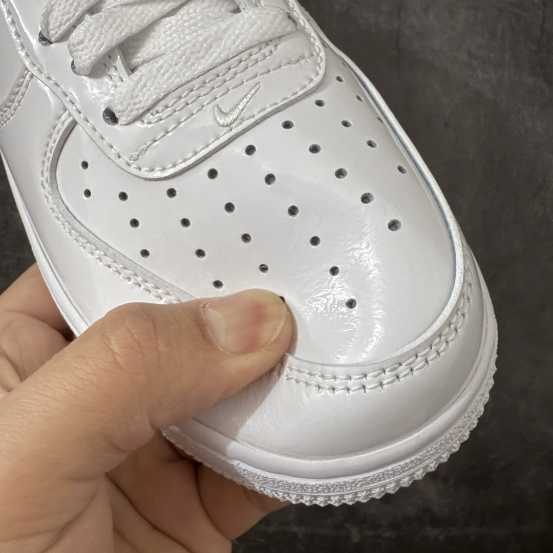 图片[4]-【Max纯原版】Nike Air Force 1 \’07 Premium Patent Leather 全白漆皮色 IV2857-100 原厂皮 质感纹理与原鞋保持一致 新版拉帮线颜色与原鞋一致 正确新版中底印刷蓝色字体 新版鞋垫UA+PU材质 更厚更有弹性 正确新版冲孔内里网布纹路 正确25版独家私模大底原厂电绣工艺 刺绣立体感饱满度一致 原厂鞋舌织唛标 同步原鞋 尺码：35.5 36 36.5 37.5 38 38.5 39 40 40.5 41 42 42.5 43 44 44.5 45 46 46.5 47.5-选品中心
