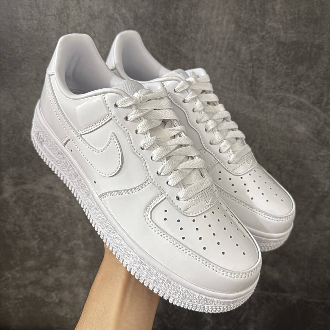 【Max纯原版】Nike Air Force 1 \'07 Premium Patent Leather 全白漆皮色 IV2857-100 原厂皮 质感纹理与原鞋保持一致 新版拉帮线颜色与原鞋一致 正确新版中底印刷蓝色字体 新版鞋垫UA+PU材质 更厚更有弹性 正确新版冲孔内里网布纹路 正确25版独家私模大底原厂电绣工艺 刺绣立体感饱满度一致 原厂鞋舌织唛标 同步原鞋 尺码：35.5 36 36.5 37.5 38 38.5 39 40 40.5 41 42 42.5 43 44 44.5 45 46 46.5 47.5-选品中心