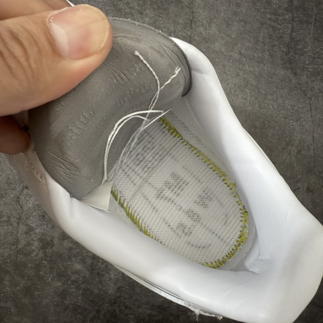 图片[9]-【Max纯原版】Nike Air Force 1 \’07 Premium Patent Leather 全白漆皮色 IV2857-100 原厂皮 质感纹理与原鞋保持一致 新版拉帮线颜色与原鞋一致 正确新版中底印刷蓝色字体 新版鞋垫UA+PU材质 更厚更有弹性 正确新版冲孔内里网布纹路 正确25版独家私模大底原厂电绣工艺 刺绣立体感饱满度一致 原厂鞋舌织唛标 同步原鞋 尺码：35.5 36 36.5 37.5 38 38.5 39 40 40.5 41 42 42.5 43 44 44.5 45 46 46.5 47.5-选品中心