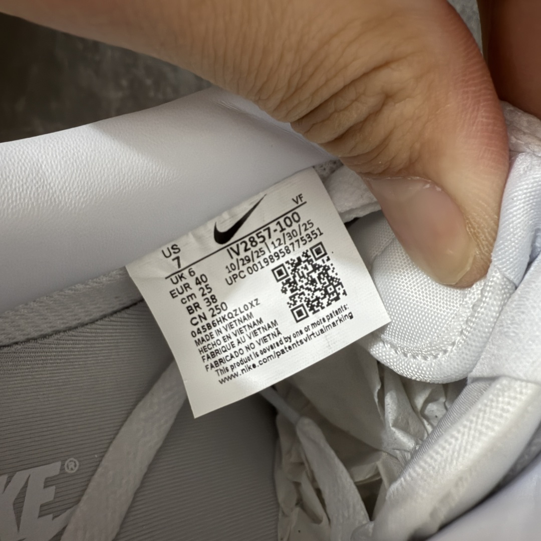图片[8]-【Max纯原版】Nike Air Force 1 \’07 Premium Patent Leather 全白漆皮色 IV2857-100 原厂皮 质感纹理与原鞋保持一致 新版拉帮线颜色与原鞋一致 正确新版中底印刷蓝色字体 新版鞋垫UA+PU材质 更厚更有弹性 正确新版冲孔内里网布纹路 正确25版独家私模大底原厂电绣工艺 刺绣立体感饱满度一致 原厂鞋舌织唛标 同步原鞋 尺码：35.5 36 36.5 37.5 38 38.5 39 40 40.5 41 42 42.5 43 44 44.5 45 46 46.5 47.5-选品中心