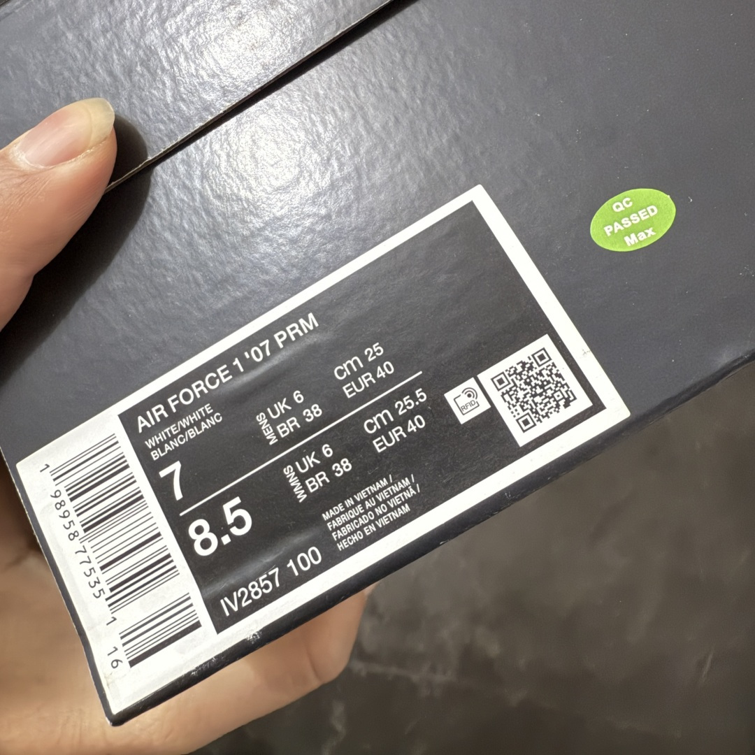 图片[10]-【Max纯原版】Nike Air Force 1 \’07 Premium Patent Leather 全白漆皮色 IV2857-100 原厂皮 质感纹理与原鞋保持一致 新版拉帮线颜色与原鞋一致 正确新版中底印刷蓝色字体 新版鞋垫UA+PU材质 更厚更有弹性 正确新版冲孔内里网布纹路 正确25版独家私模大底原厂电绣工艺 刺绣立体感饱满度一致 原厂鞋舌织唛标 同步原鞋 尺码：35.5 36 36.5 37.5 38 38.5 39 40 40.5 41 42 42.5 43 44 44.5 45 46 46.5 47.5-选品中心
