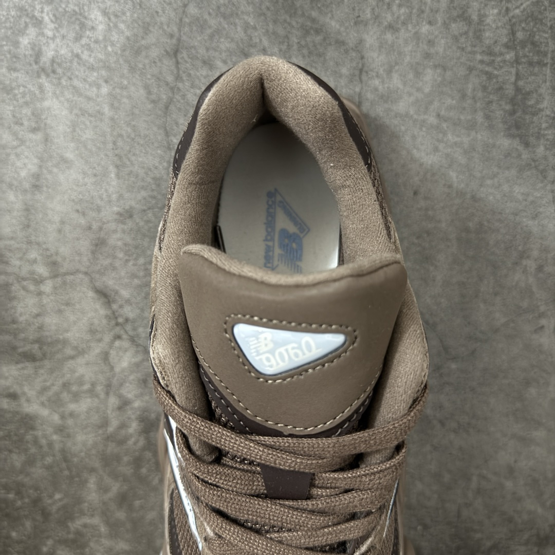 图片[8]-【纯原版】 New Balance NB9060 联名款 复古休闲运动慢跑鞋 U9060622 全套原楦原纸板原厂数据开发 进口三明治网面 原装进口翻毛皮料正确绒感卡色 正确中底拉帮中底网布细节 原厂标裁 带紫光防伪 定制后跟透明水晶模块 冲裁组合 大底贴合程度胶水上色把控完美 整洁度挑战全网艺术家 多道序QC把关品质完善 匠心打造 耗时两个月开发完成 工艺极其复杂难度可想而知 新开独立私模大底 全网唯一正确六层组合大底 高端零售专供产物 尺码：36 37 37.5 38 38.5 39 40 40.5 41 42 42.5 43 44 45 46.5-选品中心