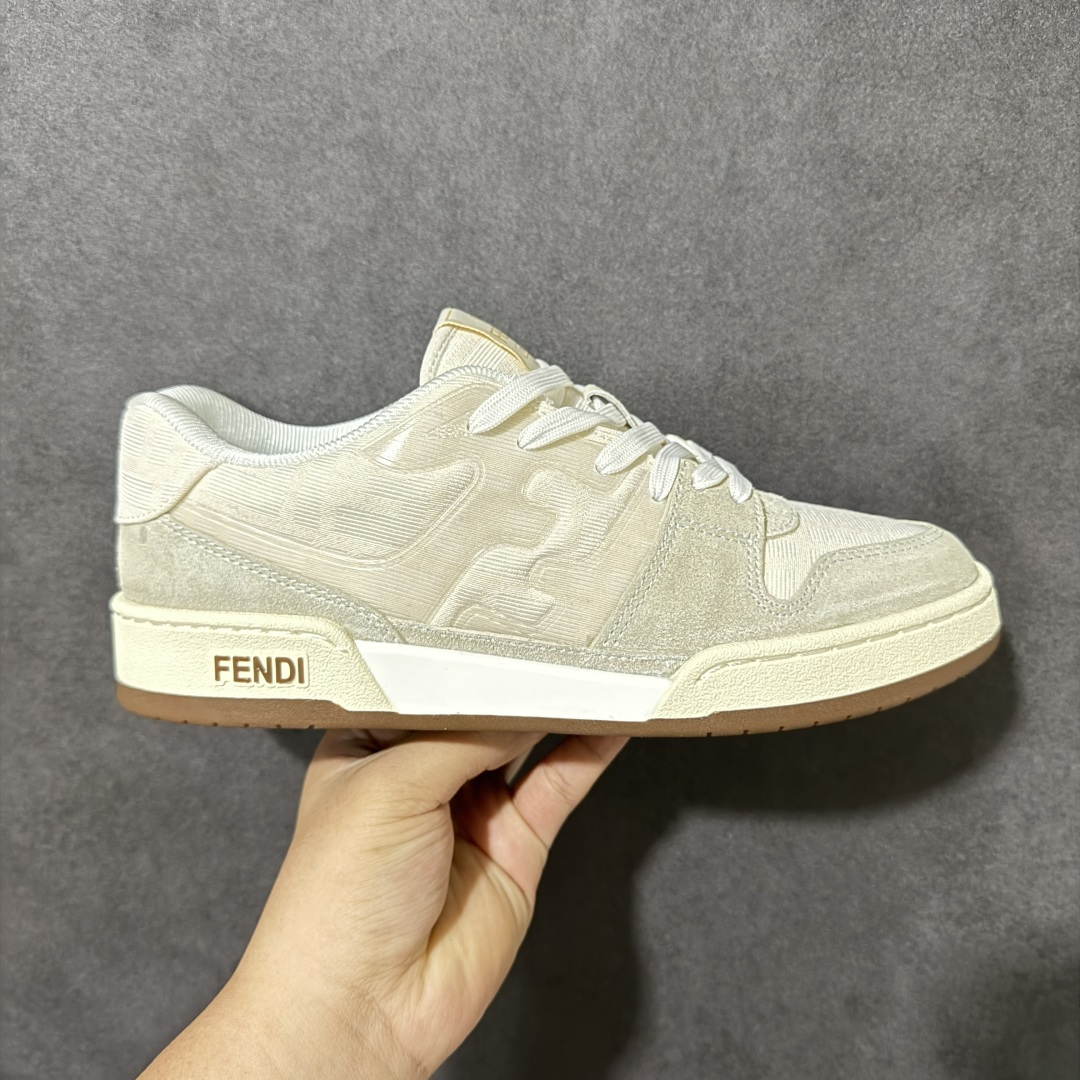 【公司级】高端性价比-跑量款-高端工艺盒＋原厂同步配件 FENDI芬迪 Match 皮革 浮雕系带 低帮时尚板鞋 FENDI Match 鞋身采用超柔软粗纹皮革及绒面皮革材质，圆润边沿配合细腻的走线展现出 FENDI 对于品质的严苛把控。为提升 FENDI Match 整体的完成度，侧身的品牌 Logo 线条更纤细，与鞋身浑然一体，加之专属鞋舌标签让整体的层次感拿捏得十分均衡，上脚观感更是彰显了奢侈品鞋款潮流质感的一面。 货号：7E1493AHH2 F1FHS 尺码：35 36 37 38 39 40 41 42 43 44 45 46-选品中心