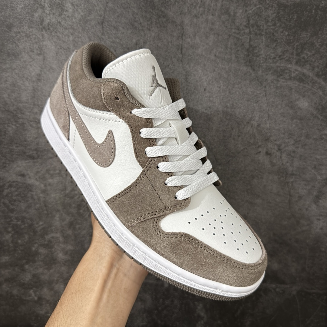 图片[3]-【DT纯原】Air Jordan Low AJ1 乔1棕白色 低帮文化休闲运动板鞋 553558-046  市面中低帮最具代表性版本没有之一 口碑大厂出品 品控大底版型不断改良更新 全套原纸板楦头开发 确保原汁原味 完美呈现版型 完美零毛边处理 原厂内置全掌气垫 价格定位良心 平台专用代工流水线出品 一眼公司既视感 拿到手的一瞬间就与众不同 碾压市面所有版本 全部原鞋开发 每一个配色都会采购原鞋确认细节 打破市面看图做货无好货之说 尺码：35.5-46-选品中心