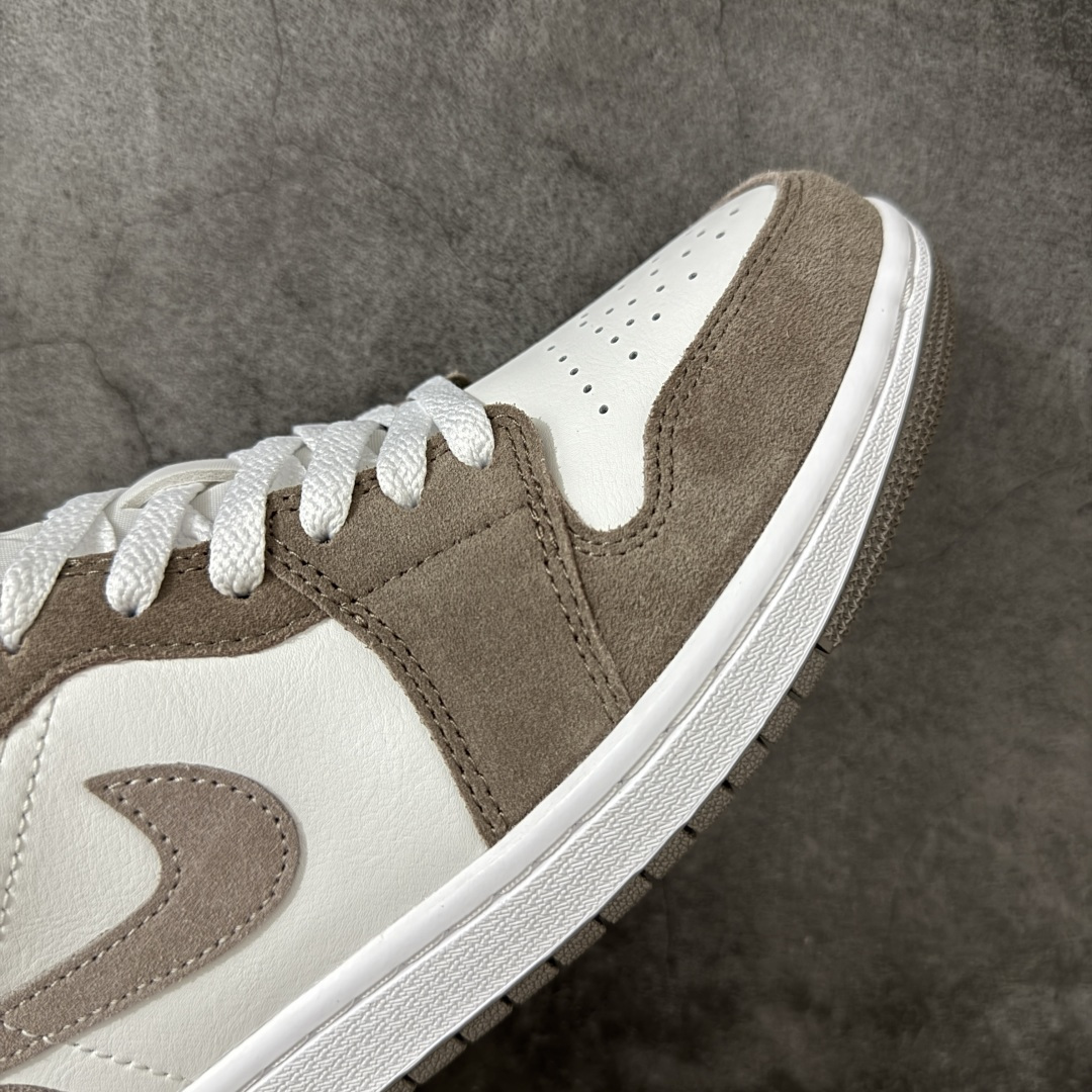 图片[6]-【DT纯原】Air Jordan Low AJ1 乔1棕白色 低帮文化休闲运动板鞋 553558-046  市面中低帮最具代表性版本没有之一 口碑大厂出品 品控大底版型不断改良更新 全套原纸板楦头开发 确保原汁原味 完美呈现版型 完美零毛边处理 原厂内置全掌气垫 价格定位良心 平台专用代工流水线出品 一眼公司既视感 拿到手的一瞬间就与众不同 碾压市面所有版本 全部原鞋开发 每一个配色都会采购原鞋确认细节 打破市面看图做货无好货之说 尺码：35.5-46-选品中心