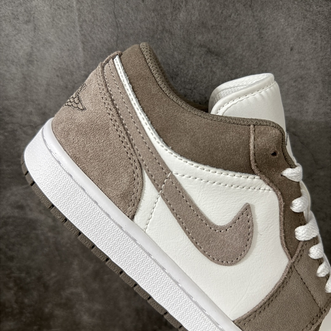 图片[7]-【DT纯原】Air Jordan Low AJ1 乔1棕白色 低帮文化休闲运动板鞋 553558-046  市面中低帮最具代表性版本没有之一 口碑大厂出品 品控大底版型不断改良更新 全套原纸板楦头开发 确保原汁原味 完美呈现版型 完美零毛边处理 原厂内置全掌气垫 价格定位良心 平台专用代工流水线出品 一眼公司既视感 拿到手的一瞬间就与众不同 碾压市面所有版本 全部原鞋开发 每一个配色都会采购原鞋确认细节 打破市面看图做货无好货之说 尺码：35.5-46-选品中心
