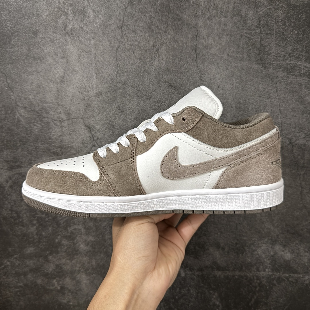 图片[2]-【DT纯原】Air Jordan Low AJ1 乔1棕白色 低帮文化休闲运动板鞋 553558-046  市面中低帮最具代表性版本没有之一 口碑大厂出品 品控大底版型不断改良更新 全套原纸板楦头开发 确保原汁原味 完美呈现版型 完美零毛边处理 原厂内置全掌气垫 价格定位良心 平台专用代工流水线出品 一眼公司既视感 拿到手的一瞬间就与众不同 碾压市面所有版本 全部原鞋开发 每一个配色都会采购原鞋确认细节 打破市面看图做货无好货之说 尺码：35.5-46-选品中心