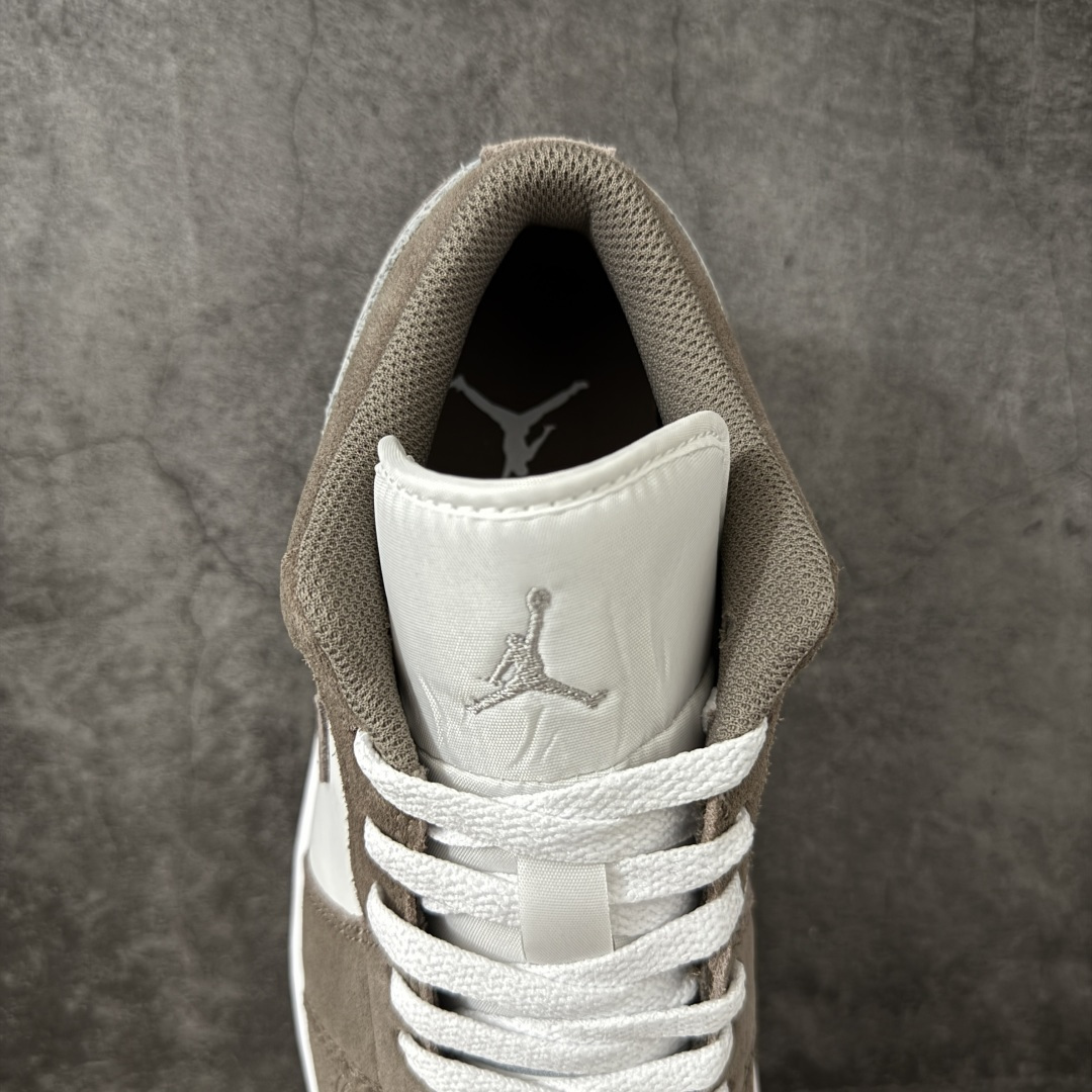 图片[8]-【DT纯原】Air Jordan Low AJ1 乔1棕白色 低帮文化休闲运动板鞋 553558-046  市面中低帮最具代表性版本没有之一 口碑大厂出品 品控大底版型不断改良更新 全套原纸板楦头开发 确保原汁原味 完美呈现版型 完美零毛边处理 原厂内置全掌气垫 价格定位良心 平台专用代工流水线出品 一眼公司既视感 拿到手的一瞬间就与众不同 碾压市面所有版本 全部原鞋开发 每一个配色都会采购原鞋确认细节 打破市面看图做货无好货之说 尺码：35.5-46-选品中心