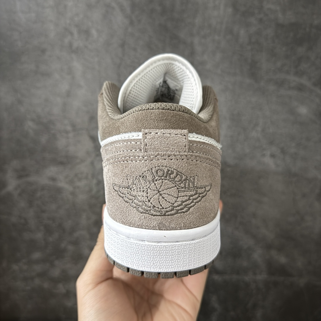 图片[4]-【DT纯原】Air Jordan Low AJ1 乔1棕白色 低帮文化休闲运动板鞋 553558-046  市面中低帮最具代表性版本没有之一 口碑大厂出品 品控大底版型不断改良更新 全套原纸板楦头开发 确保原汁原味 完美呈现版型 完美零毛边处理 原厂内置全掌气垫 价格定位良心 平台专用代工流水线出品 一眼公司既视感 拿到手的一瞬间就与众不同 碾压市面所有版本 全部原鞋开发 每一个配色都会采购原鞋确认细节 打破市面看图做货无好货之说 尺码：35.5-46-选品中心