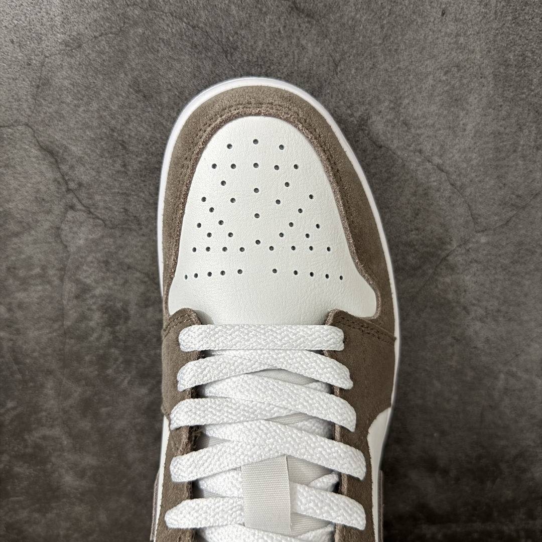 图片[5]-【DT纯原】Air Jordan Low AJ1 乔1棕白色 低帮文化休闲运动板鞋 553558-046  市面中低帮最具代表性版本没有之一 口碑大厂出品 品控大底版型不断改良更新 全套原纸板楦头开发 确保原汁原味 完美呈现版型 完美零毛边处理 原厂内置全掌气垫 价格定位良心 平台专用代工流水线出品 一眼公司既视感 拿到手的一瞬间就与众不同 碾压市面所有版本 全部原鞋开发 每一个配色都会采购原鞋确认细节 打破市面看图做货无好货之说 尺码：35.5-46-选品中心