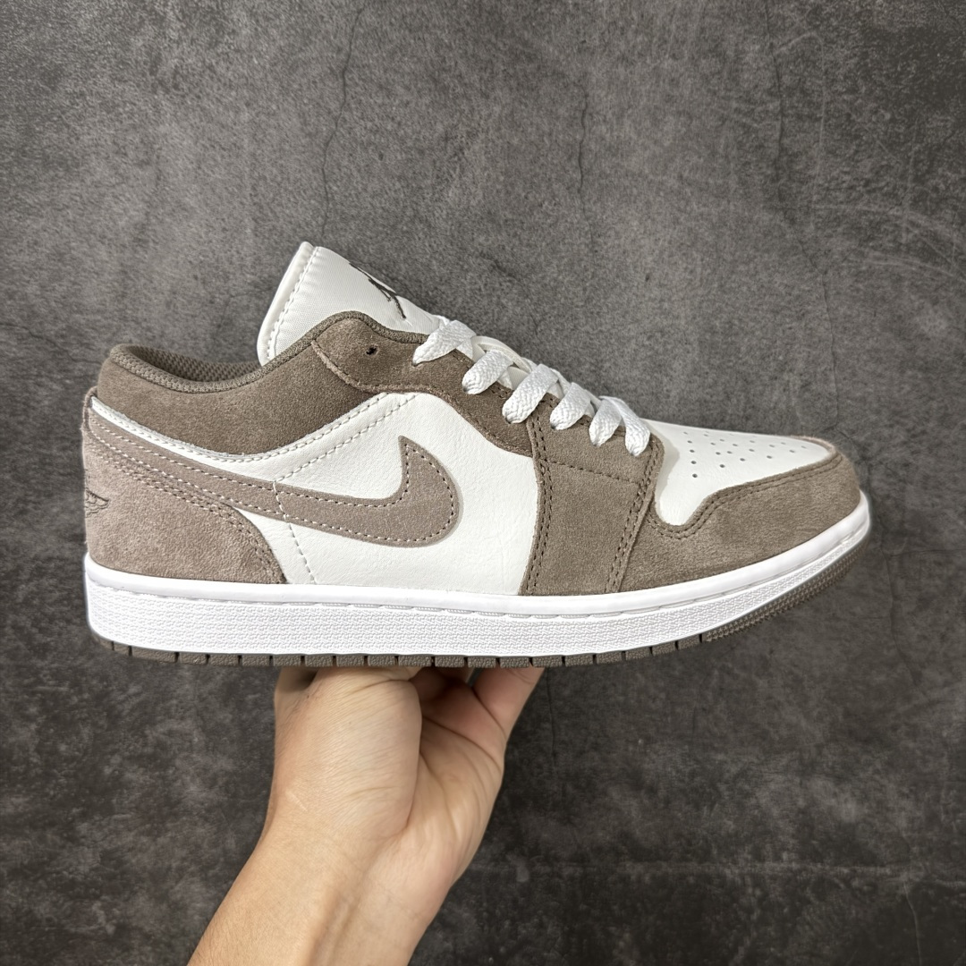 【DT纯原】Air Jordan Low AJ1 乔1棕白色 低帮文化休闲运动板鞋 553558-046  市面中低帮最具代表性版本没有之一 口碑大厂出品 品控大底版型不断改良更新 全套原纸板楦头开发 确保原汁原味 完美呈现版型 完美零毛边处理 原厂内置全掌气垫 价格定位良心 平台专用代工流水线出品 一眼公司既视感 拿到手的一瞬间就与众不同 碾压市面所有版本 全部原鞋开发 每一个配色都会采购原鞋确认细节 打破市面看图做货无好货之说 尺码：35.5-46-选品中心