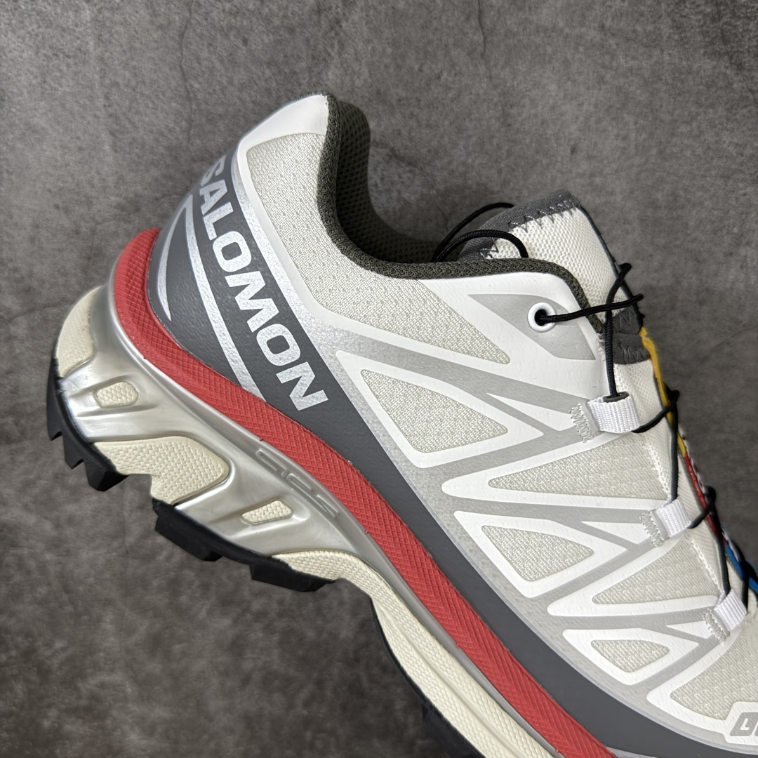 图片[7]-【纯原W1版本】Salomon XT-6 Goodbai 新配色白灰红 478644 萨洛蒙复古潮流户外机能登山跑鞋 纯原外贸平台特供订单 耗时半年巨作 全套原纸板楦头开发 原厂特供网布配套加持 确保原汁原味 完美呈现版型 原档数据独家私模五层组合大底 原装Ortholite轻量化鞋垫 中底布带钢印编号 原厂TPU锁扣 进口港宝加持 后跟自然饱满 还原公司包裹性 鞋面以“锯齿”状的包裹系统呈现 在基色底之下加入了各种色点缀 将公司的最新技术和时尚前卫的造型融入耐用的长跑款式中 鞋面由 TPU 薄膜制成 并焊接在高耐磨网眼上 使其既时尚又坚固 由 ACS底盘支撑 可增强稳定性和支撑力 以及由橡胶凸耳 Contragrip外底覆盖的 EVA 缓冲中底 旨在应对崎岖的地形 鞋舌上的彩色Salomon 标签、Quicklace 系统以及鞋头、鞋舌和鞋跟上的附加品牌使细节更加完美 让穿着者可以轻松驾驭户外与通勤下的任何运动生活场景 无缝鞋身户外随意纵横 颜值与脚感兼备 出街通勤 绝对非常吸睛 你值得拥有 尺码：36 36.5 37.5 38 38.5 39 40 40.5 41 42 42.5 43 44 44.5 45-选品中心