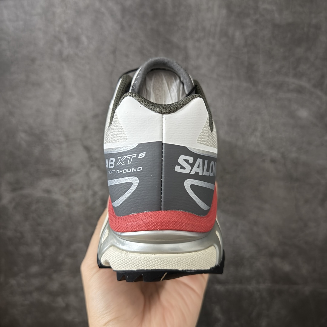 图片[4]-【纯原W1版本】Salomon XT-6 Goodbai 新配色白灰红 478644 萨洛蒙复古潮流户外机能登山跑鞋 纯原外贸平台特供订单 耗时半年巨作 全套原纸板楦头开发 原厂特供网布配套加持 确保原汁原味 完美呈现版型 原档数据独家私模五层组合大底 原装Ortholite轻量化鞋垫 中底布带钢印编号 原厂TPU锁扣 进口港宝加持 后跟自然饱满 还原公司包裹性 鞋面以“锯齿”状的包裹系统呈现 在基色底之下加入了各种色点缀 将公司的最新技术和时尚前卫的造型融入耐用的长跑款式中 鞋面由 TPU 薄膜制成 并焊接在高耐磨网眼上 使其既时尚又坚固 由 ACS底盘支撑 可增强稳定性和支撑力 以及由橡胶凸耳 Contragrip外底覆盖的 EVA 缓冲中底 旨在应对崎岖的地形 鞋舌上的彩色Salomon 标签、Quicklace 系统以及鞋头、鞋舌和鞋跟上的附加品牌使细节更加完美 让穿着者可以轻松驾驭户外与通勤下的任何运动生活场景 无缝鞋身户外随意纵横 颜值与脚感兼备 出街通勤 绝对非常吸睛 你值得拥有 尺码：36 36.5 37.5 38 38.5 39 40 40.5 41 42 42.5 43 44 44.5 45-选品中心