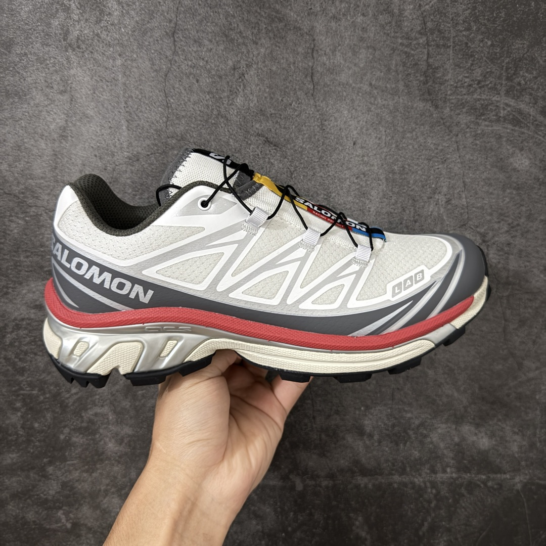 【纯原W1版本】Salomon XT-6 Goodbai 新配色白灰红 478644 萨洛蒙复古潮流户外机能登山跑鞋 纯原外贸平台特供订单 耗时半年巨作 全套原纸板楦头开发 原厂特供网布配套加持 确保原汁原味 完美呈现版型 原档数据独家私模五层组合大底 原装Ortholite轻量化鞋垫 中底布带钢印编号 原厂TPU锁扣 进口港宝加持 后跟自然饱满 还原公司包裹性 鞋面以“锯齿”状的包裹系统呈现 在基色底之下加入了各种色点缀 将公司的最新技术和时尚前卫的造型融入耐用的长跑款式中 鞋面由 TPU 薄膜制成 并焊接在高耐磨网眼上 使其既时尚又坚固 由 ACS底盘支撑 可增强稳定性和支撑力 以及由橡胶凸耳 Contragrip外底覆盖的 EVA 缓冲中底 旨在应对崎岖的地形 鞋舌上的彩色Salomon 标签、Quicklace 系统以及鞋头、鞋舌和鞋跟上的附加品牌使细节更加完美 让穿着者可以轻松驾驭户外与通勤下的任何运动生活场景 无缝鞋身户外随意纵横 颜值与脚感兼备 出街通勤 绝对非常吸睛 你值得拥有 尺码：36 36.5 37.5 38 38.5 39 40 40.5 41 42 42.5 43 44 44.5 45-选品中心