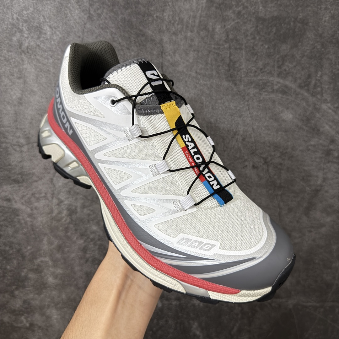 图片[3]-【纯原W1版本】Salomon XT-6 Goodbai 新配色白灰红 478644 萨洛蒙复古潮流户外机能登山跑鞋 纯原外贸平台特供订单 耗时半年巨作 全套原纸板楦头开发 原厂特供网布配套加持 确保原汁原味 完美呈现版型 原档数据独家私模五层组合大底 原装Ortholite轻量化鞋垫 中底布带钢印编号 原厂TPU锁扣 进口港宝加持 后跟自然饱满 还原公司包裹性 鞋面以“锯齿”状的包裹系统呈现 在基色底之下加入了各种色点缀 将公司的最新技术和时尚前卫的造型融入耐用的长跑款式中 鞋面由 TPU 薄膜制成 并焊接在高耐磨网眼上 使其既时尚又坚固 由 ACS底盘支撑 可增强稳定性和支撑力 以及由橡胶凸耳 Contragrip外底覆盖的 EVA 缓冲中底 旨在应对崎岖的地形 鞋舌上的彩色Salomon 标签、Quicklace 系统以及鞋头、鞋舌和鞋跟上的附加品牌使细节更加完美 让穿着者可以轻松驾驭户外与通勤下的任何运动生活场景 无缝鞋身户外随意纵横 颜值与脚感兼备 出街通勤 绝对非常吸睛 你值得拥有 尺码：36 36.5 37.5 38 38.5 39 40 40.5 41 42 42.5 43 44 44.5 45-选品中心