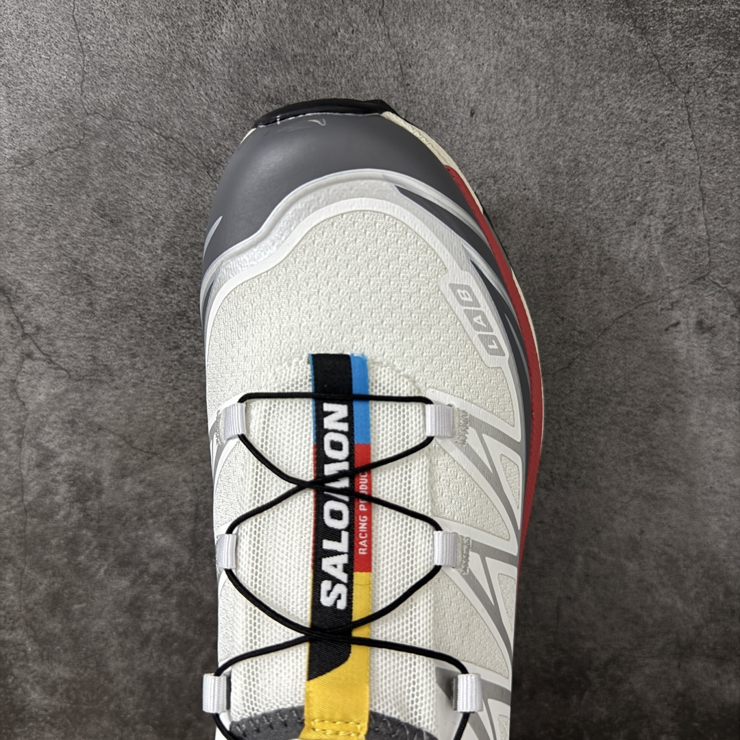 图片[5]-【纯原W1版本】Salomon XT-6 Goodbai 新配色白灰红 478644 萨洛蒙复古潮流户外机能登山跑鞋 纯原外贸平台特供订单 耗时半年巨作 全套原纸板楦头开发 原厂特供网布配套加持 确保原汁原味 完美呈现版型 原档数据独家私模五层组合大底 原装Ortholite轻量化鞋垫 中底布带钢印编号 原厂TPU锁扣 进口港宝加持 后跟自然饱满 还原公司包裹性 鞋面以“锯齿”状的包裹系统呈现 在基色底之下加入了各种色点缀 将公司的最新技术和时尚前卫的造型融入耐用的长跑款式中 鞋面由 TPU 薄膜制成 并焊接在高耐磨网眼上 使其既时尚又坚固 由 ACS底盘支撑 可增强稳定性和支撑力 以及由橡胶凸耳 Contragrip外底覆盖的 EVA 缓冲中底 旨在应对崎岖的地形 鞋舌上的彩色Salomon 标签、Quicklace 系统以及鞋头、鞋舌和鞋跟上的附加品牌使细节更加完美 让穿着者可以轻松驾驭户外与通勤下的任何运动生活场景 无缝鞋身户外随意纵横 颜值与脚感兼备 出街通勤 绝对非常吸睛 你值得拥有 尺码：36 36.5 37.5 38 38.5 39 40 40.5 41 42 42.5 43 44 44.5 45-选品中心