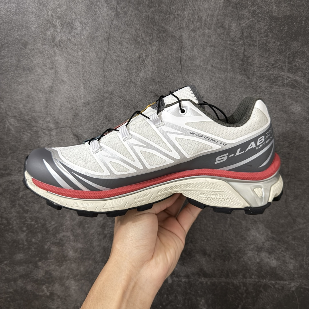 图片[2]-【纯原W1版本】Salomon XT-6 Goodbai 新配色白灰红 478644 萨洛蒙复古潮流户外机能登山跑鞋 纯原外贸平台特供订单 耗时半年巨作 全套原纸板楦头开发 原厂特供网布配套加持 确保原汁原味 完美呈现版型 原档数据独家私模五层组合大底 原装Ortholite轻量化鞋垫 中底布带钢印编号 原厂TPU锁扣 进口港宝加持 后跟自然饱满 还原公司包裹性 鞋面以“锯齿”状的包裹系统呈现 在基色底之下加入了各种色点缀 将公司的最新技术和时尚前卫的造型融入耐用的长跑款式中 鞋面由 TPU 薄膜制成 并焊接在高耐磨网眼上 使其既时尚又坚固 由 ACS底盘支撑 可增强稳定性和支撑力 以及由橡胶凸耳 Contragrip外底覆盖的 EVA 缓冲中底 旨在应对崎岖的地形 鞋舌上的彩色Salomon 标签、Quicklace 系统以及鞋头、鞋舌和鞋跟上的附加品牌使细节更加完美 让穿着者可以轻松驾驭户外与通勤下的任何运动生活场景 无缝鞋身户外随意纵横 颜值与脚感兼备 出街通勤 绝对非常吸睛 你值得拥有 尺码：36 36.5 37.5 38 38.5 39 40 40.5 41 42 42.5 43 44 44.5 45-选品中心